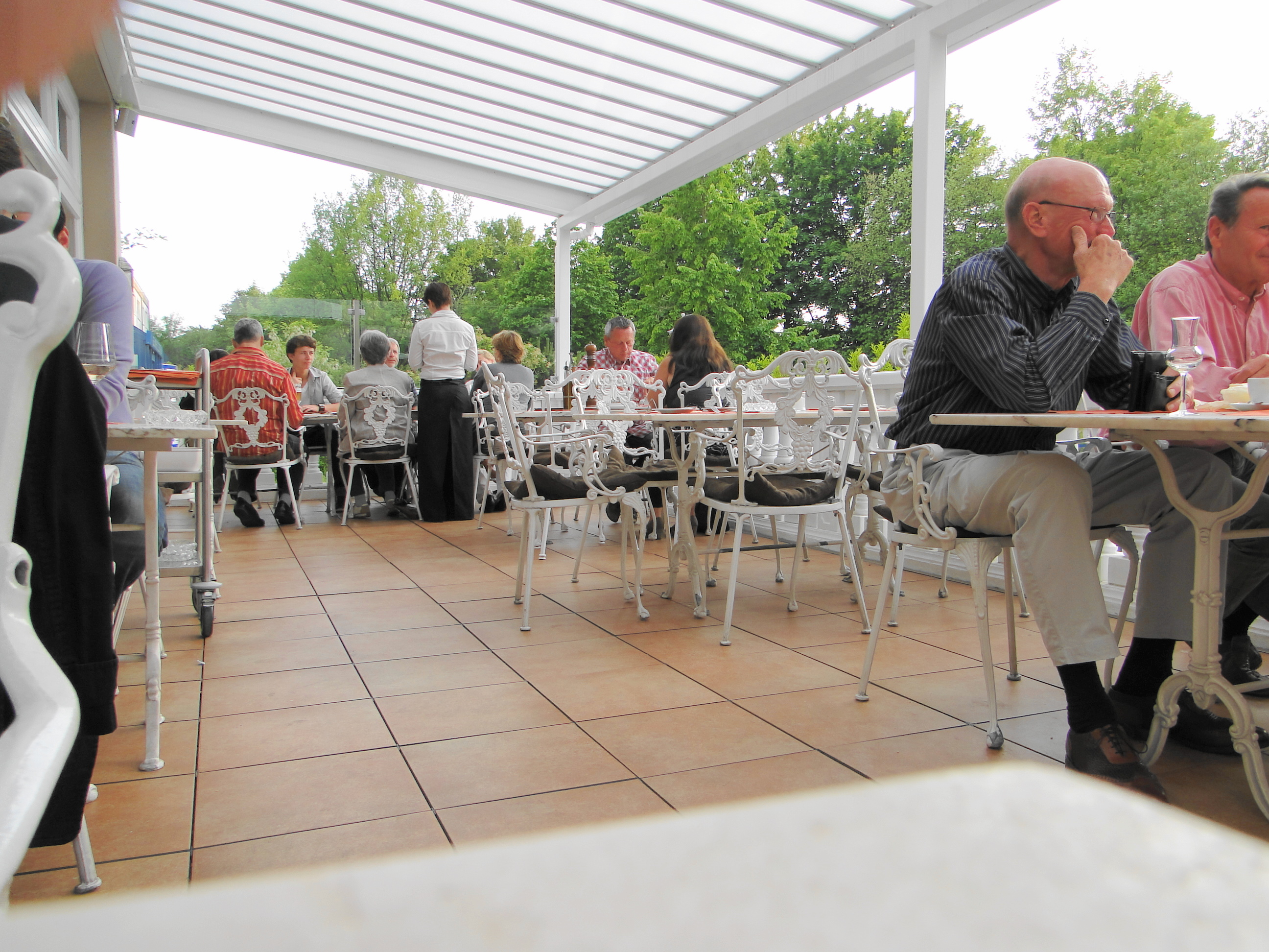 Restaurant Mazzoni in der Herrmann-Rein-Str. 2, die Terrasse mit den Vierer-Tischen (rechts)