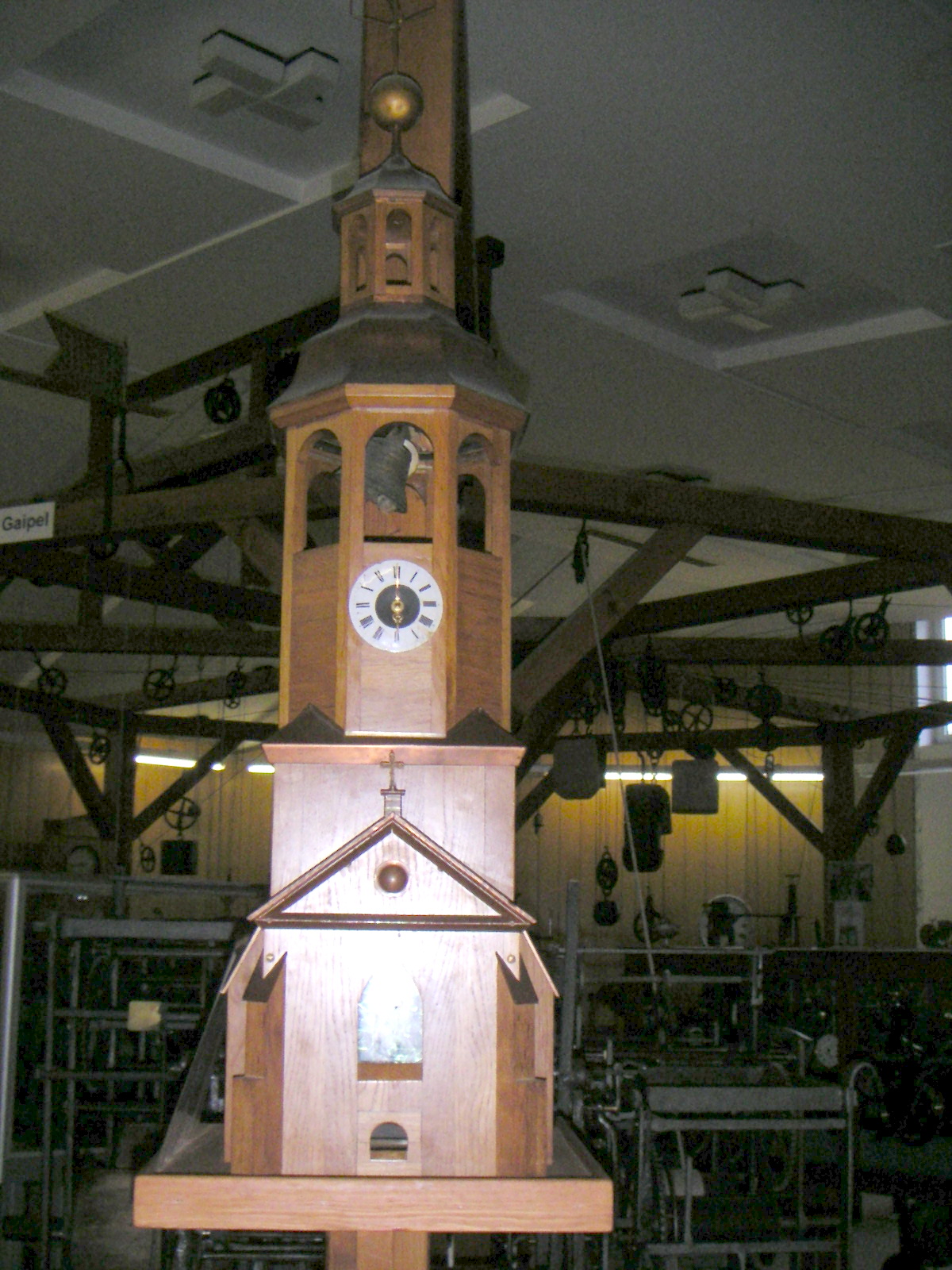 große Holzturmuhr