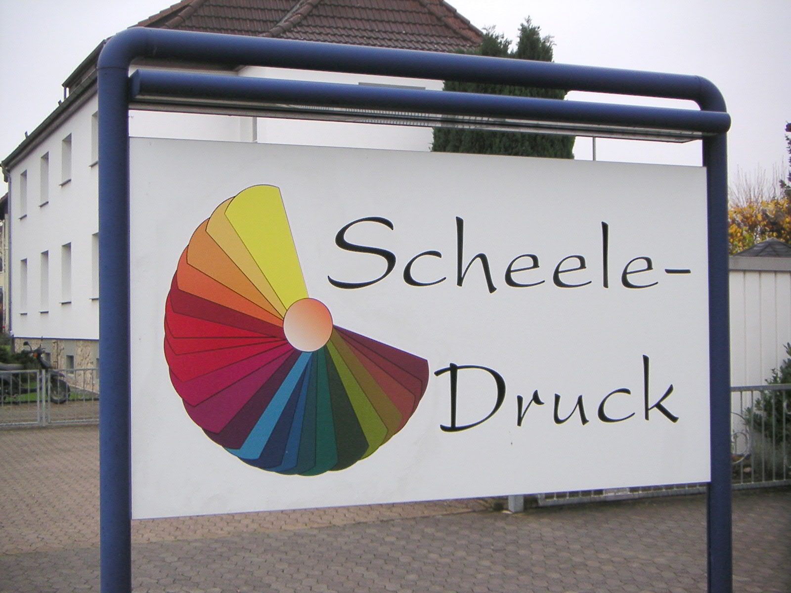 Scheele Druck vis a vis der Sporthalle BBS Einbeck