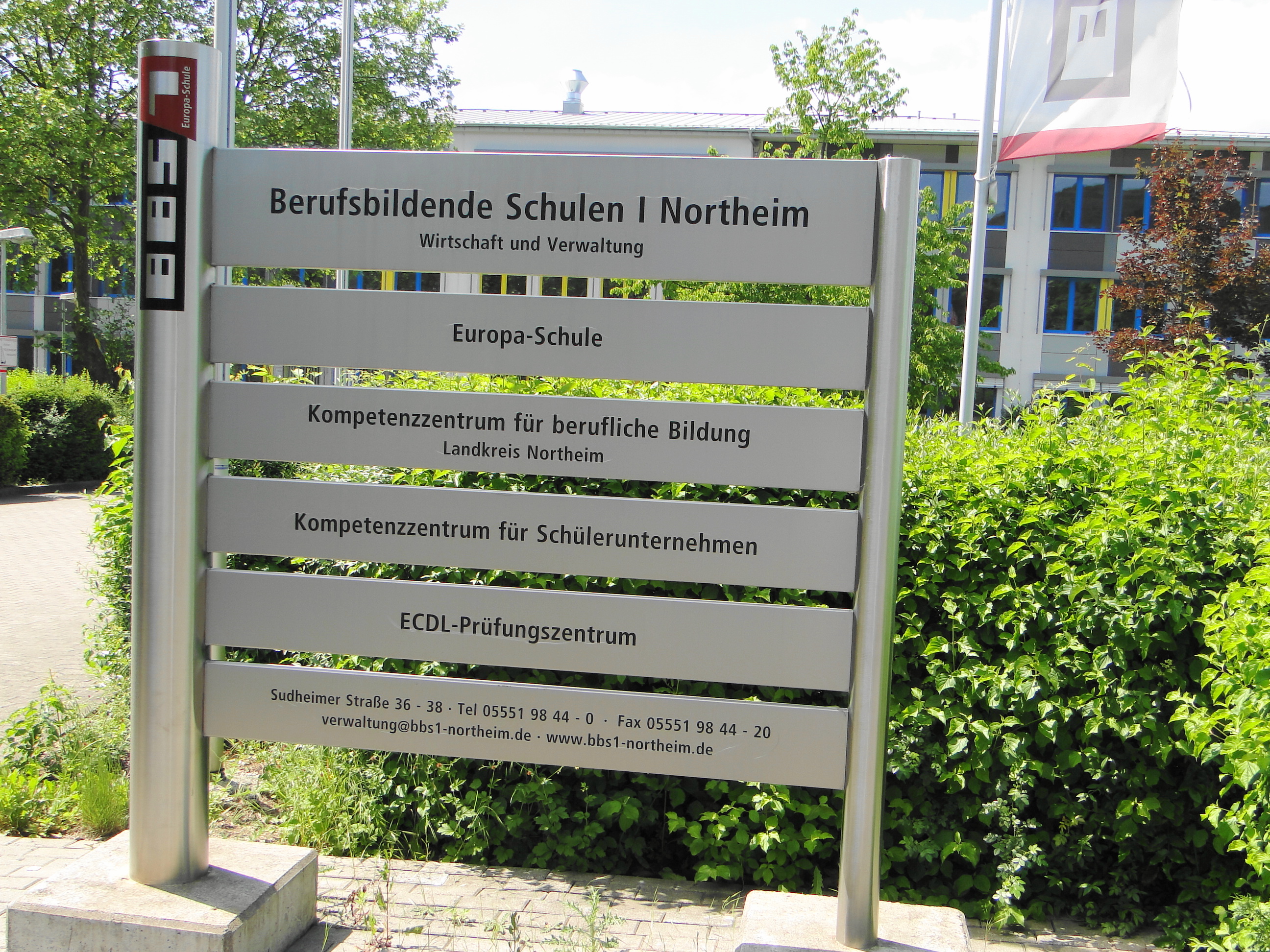 Europa-Schule BBS I Berufsbildende Schulen 1 Northeim  für Wirtschaft und Verwaltung in der Sudheimer Str. 36, Infotafel vor der Schule