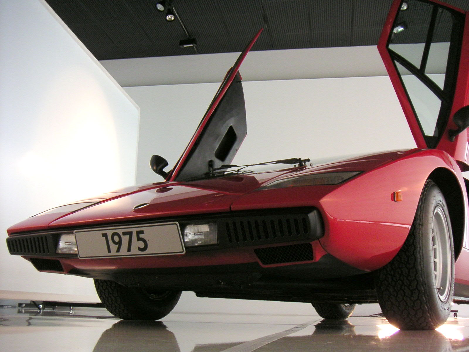 Lamborghini Countach von 1975 in der Autostadt Wolfsburg, Stadtbrücke