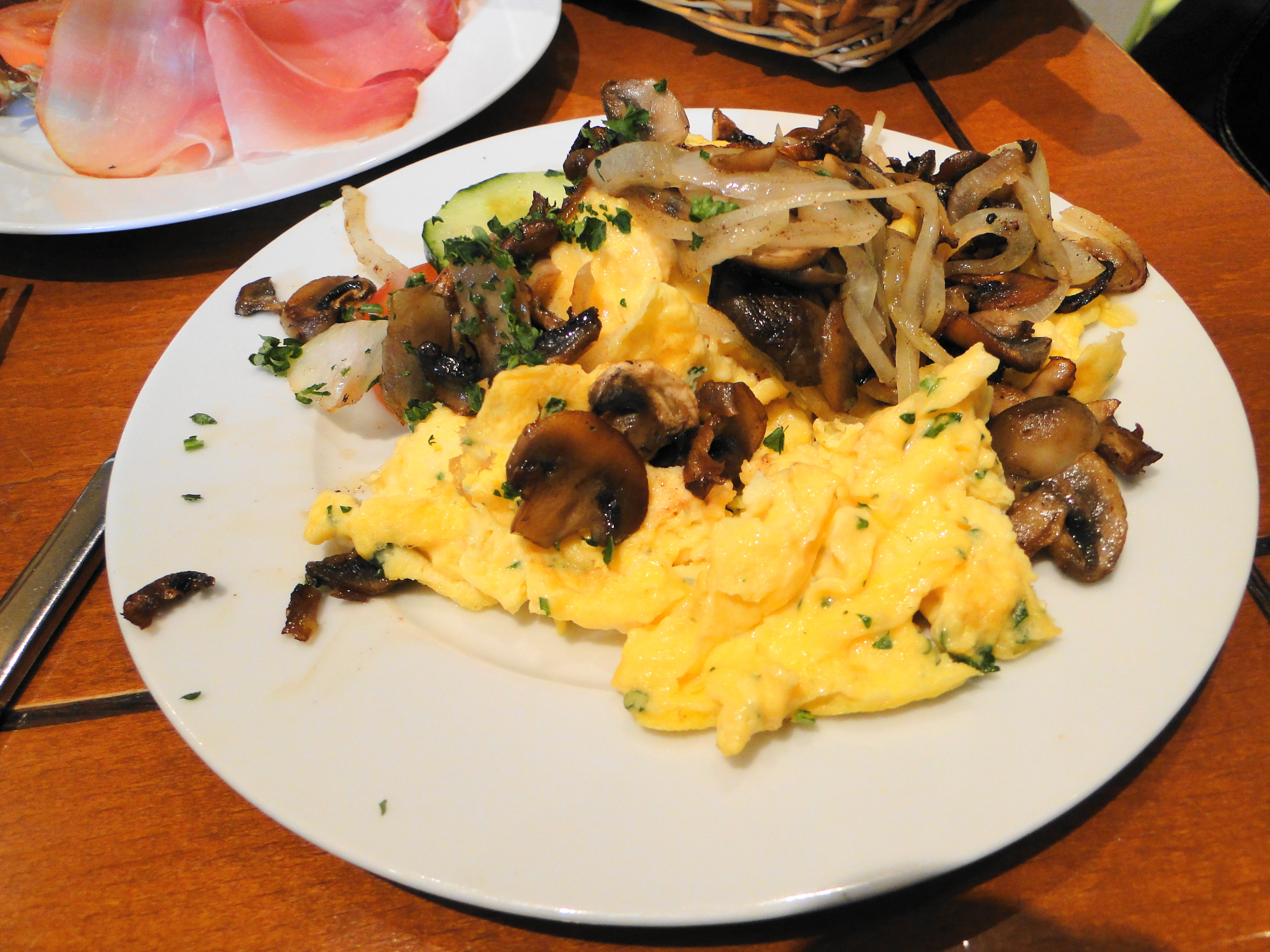 Frühstück &quot;Keine halbe Sachen&quot; für 8,70 € (das Rührei mit Pilzen und Zwiebeln)  im Myer&apos;s am Samstag