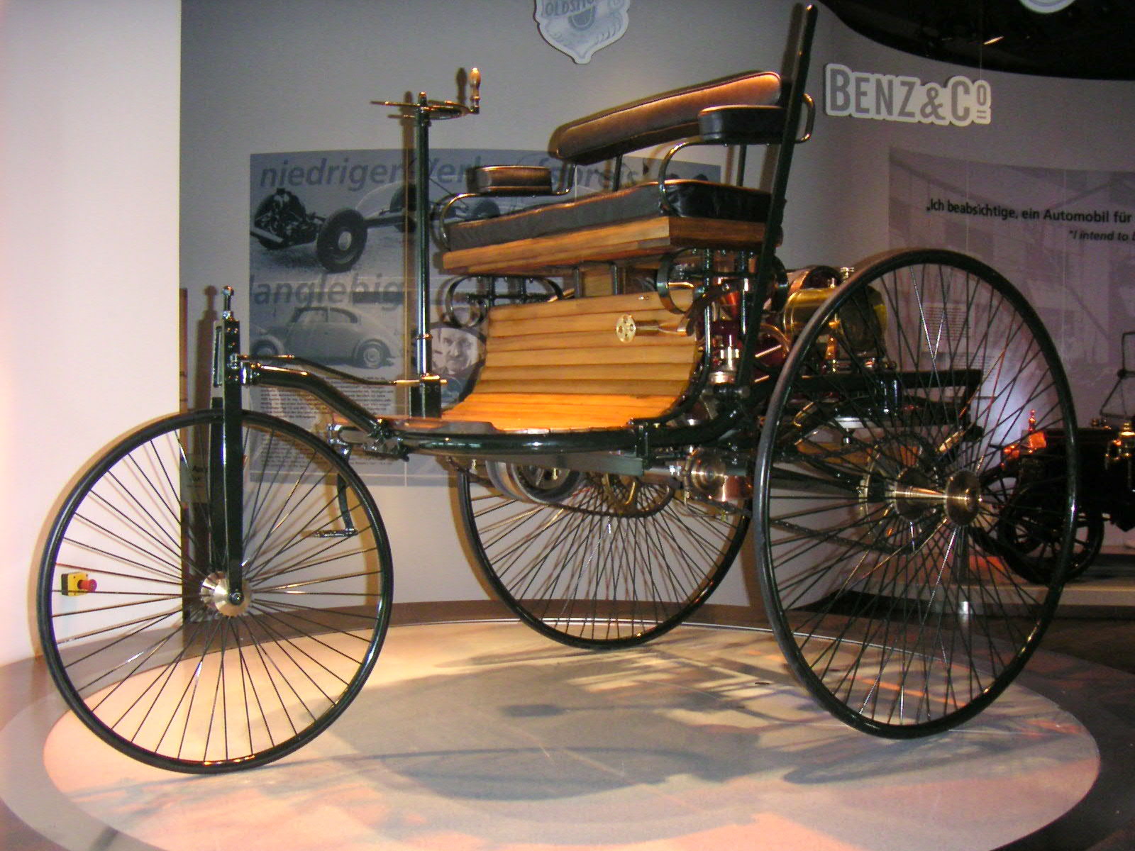 Mercedes Benz Dreirad in der Autostadt Wolfsburg, Stadtbrücke