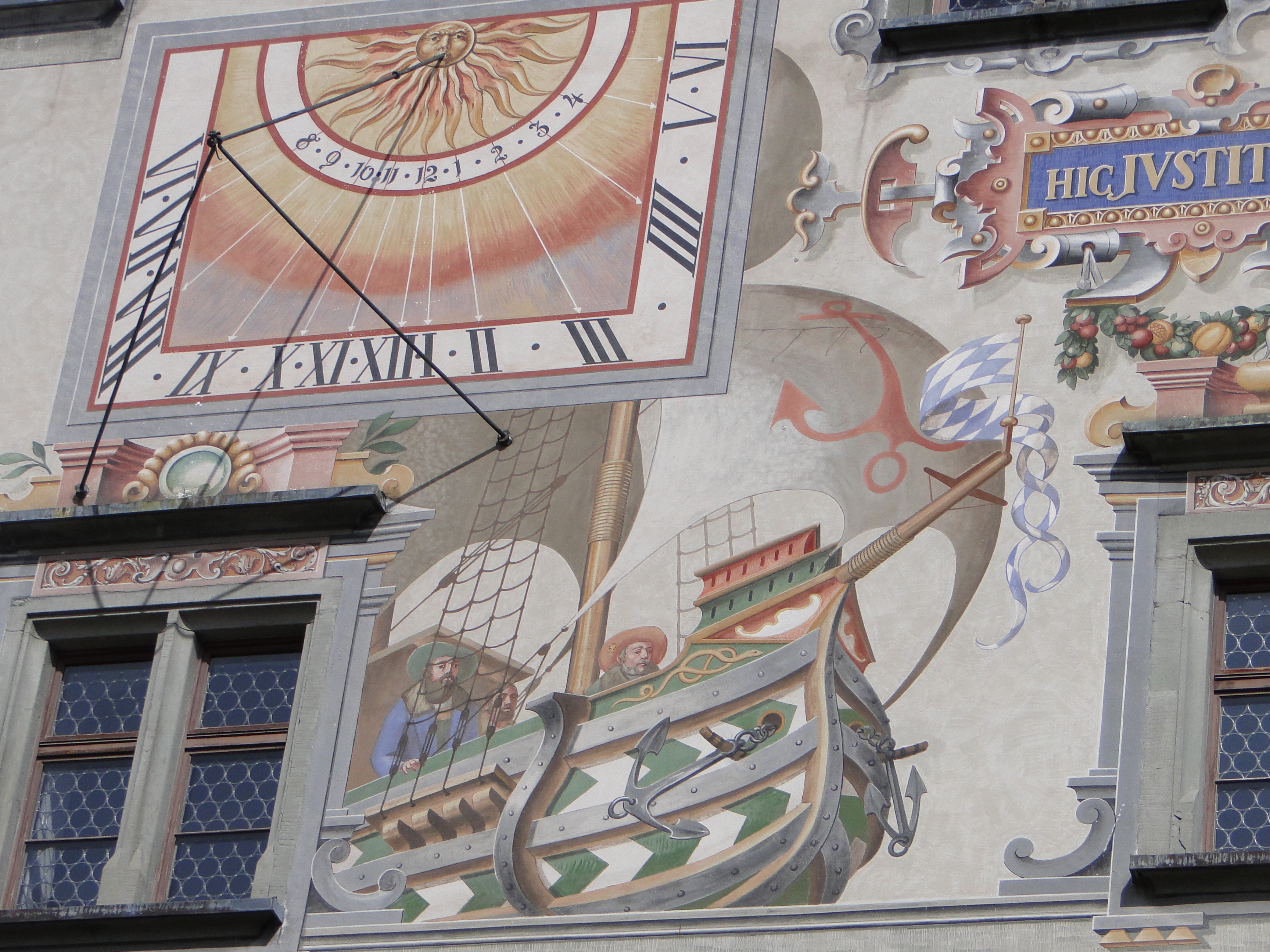 Das alte, historische Rathaus von Lindau am Bodensee am Bismarckplatz 4, Sonnenuhr
