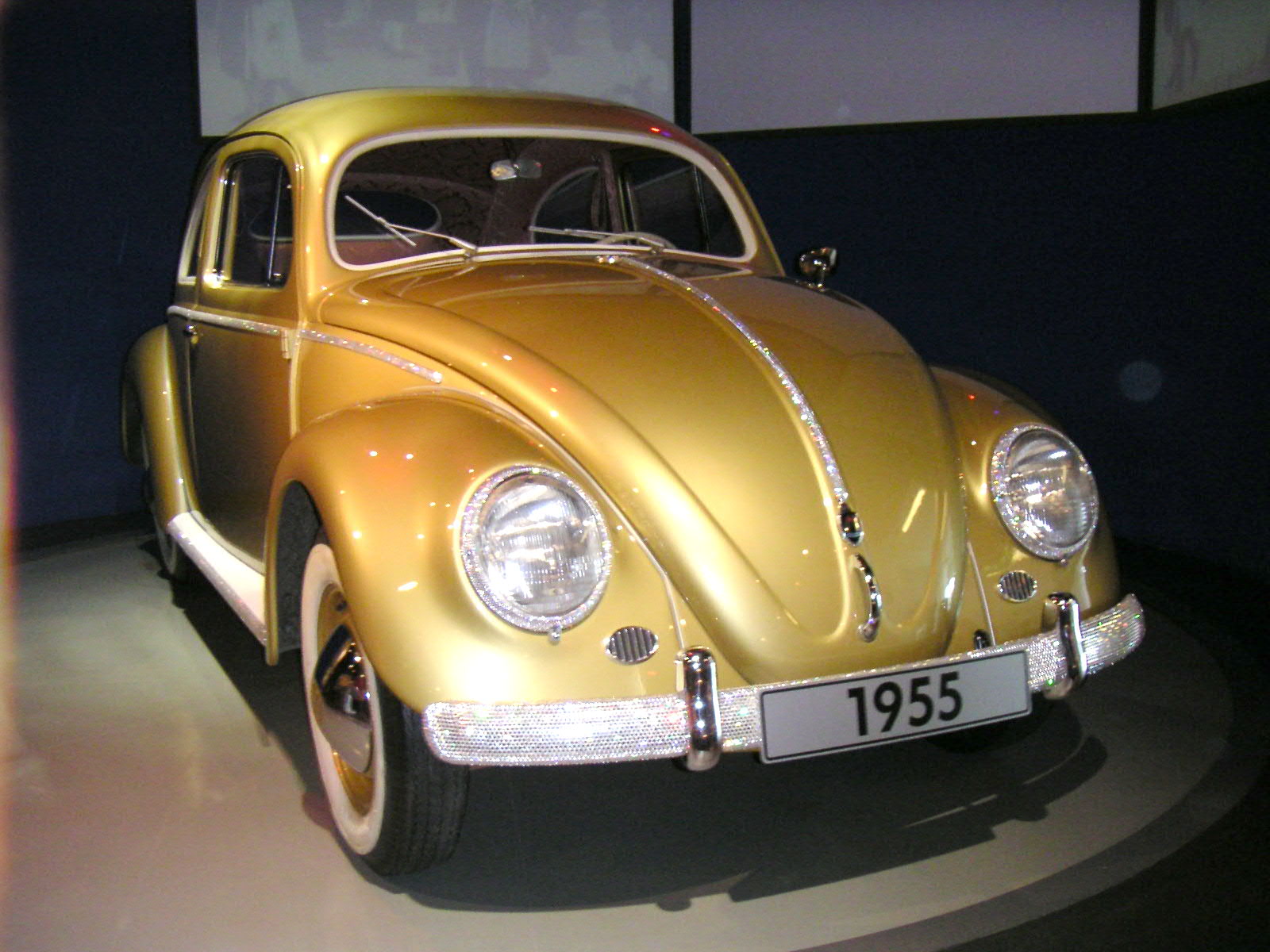 Der Einmillionste Käfer von 1955 in der Autostadt Wolfsburg, Stadtbrücke