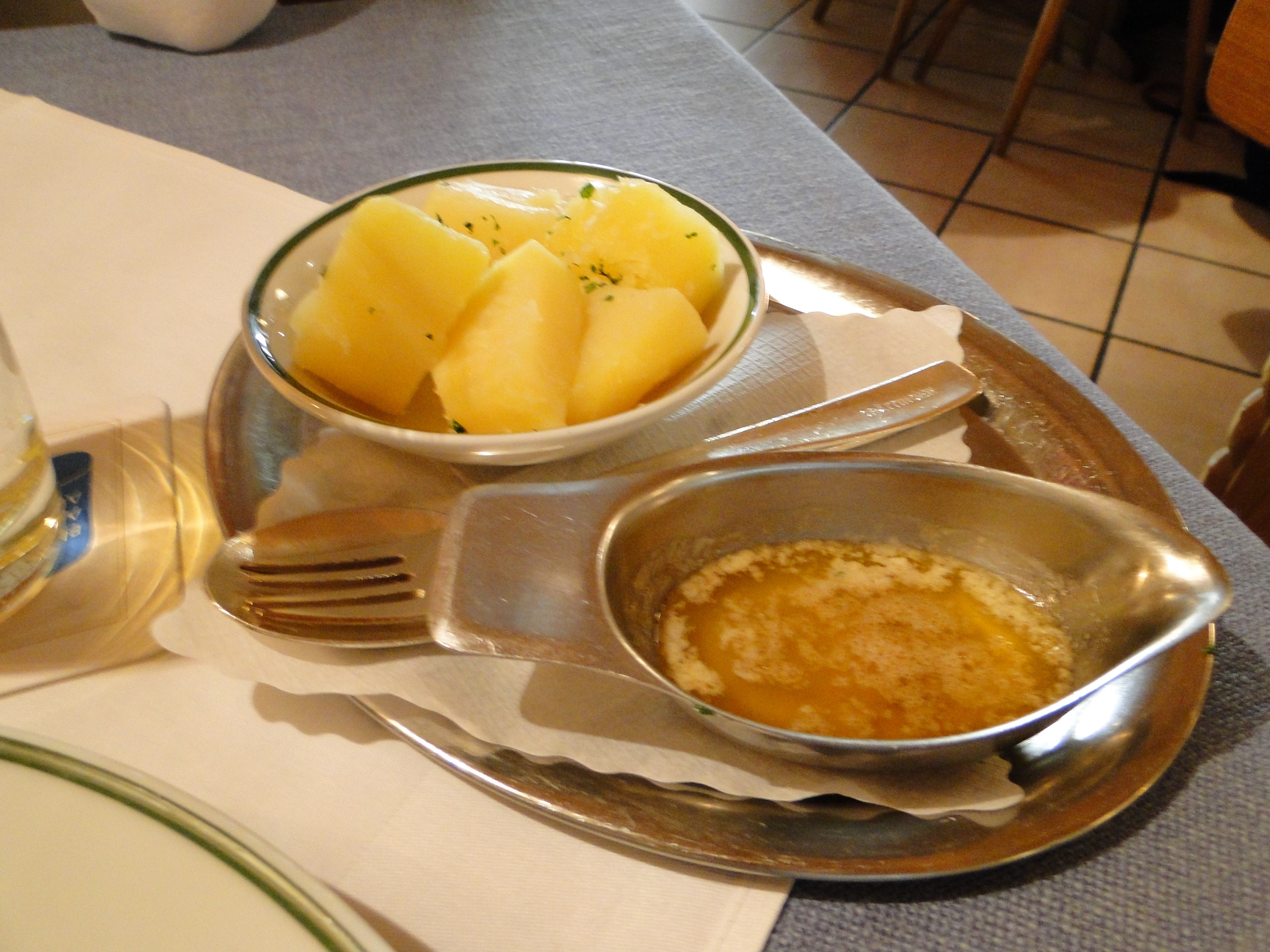 Gaststätte u. Restaurant &quot;Zum Sünfzen&quot; in der Maximilianstr. 1, die Salzkartoffeln zum Fisch