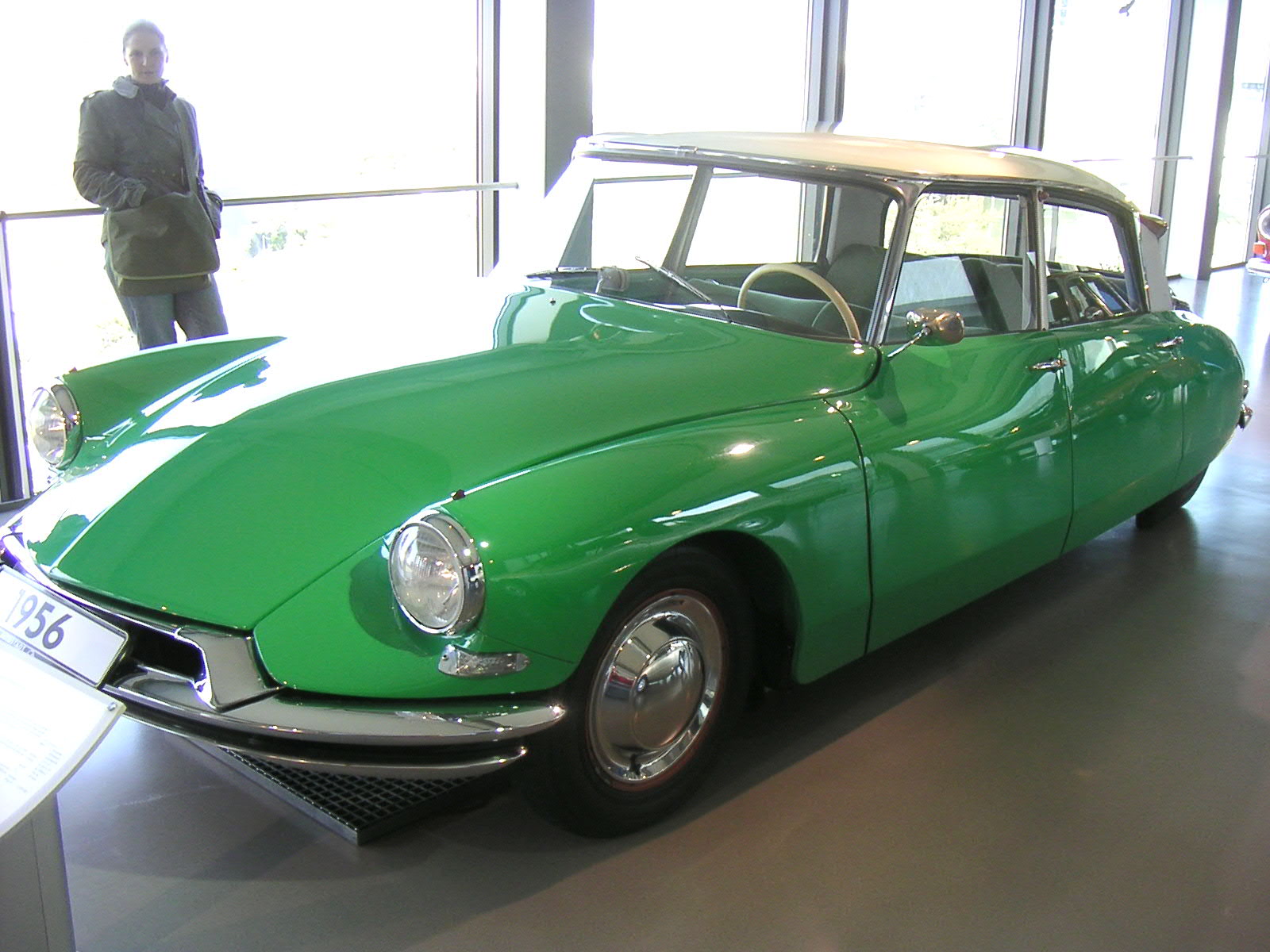 Citroen Diane &apos;die Göttin&apos; in der Autostadt Wolfsburg, Stadtbrücke