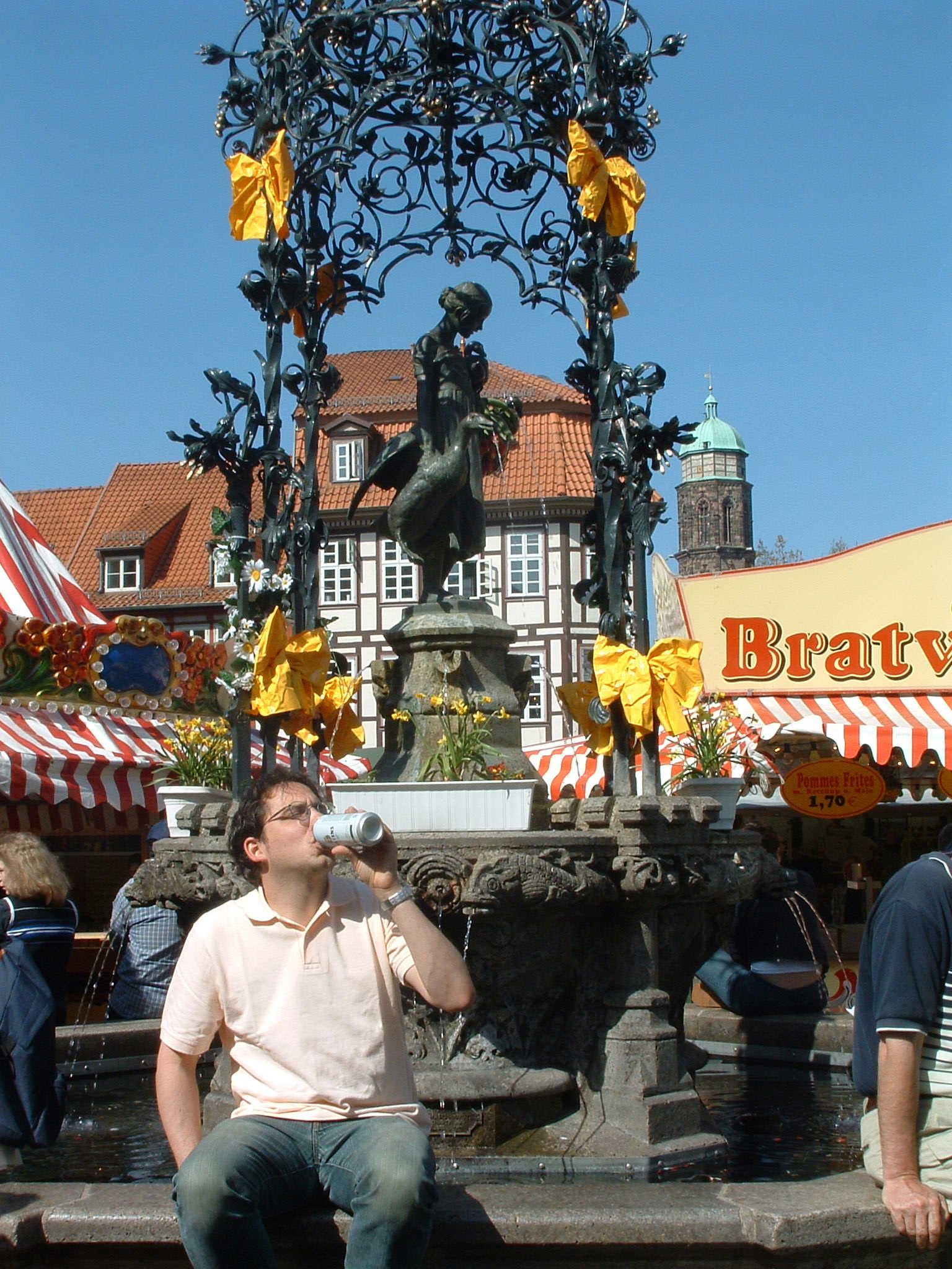 Wahrzeichen u. Sehenswürdigkeit: Das Gänseliesel, Markt 9 vor dem alten Göttinger Rathaus