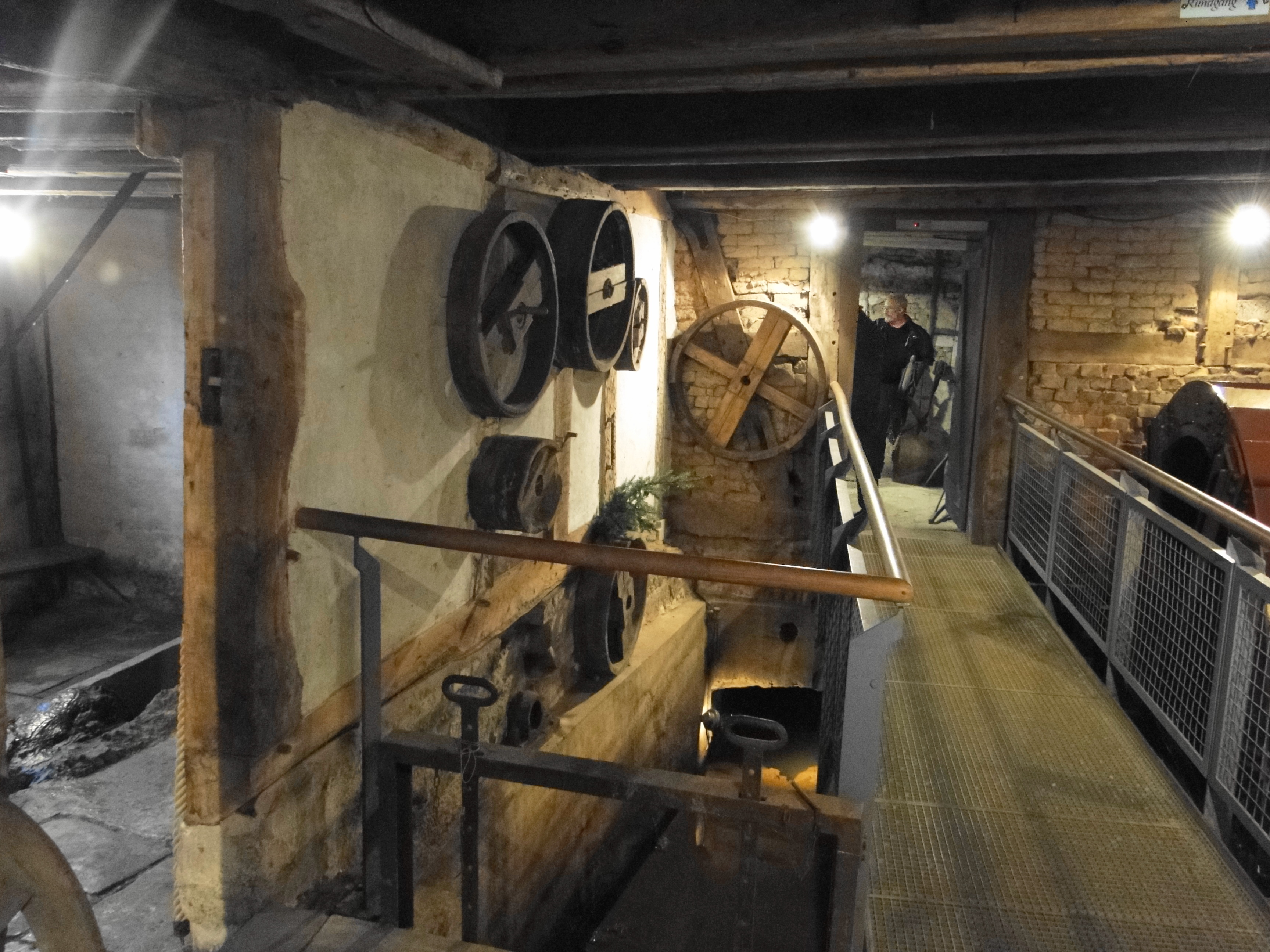 Historisches Technikmuseum Blankschmiede Neimke in Dassel, Durchgang zum Wasserrad