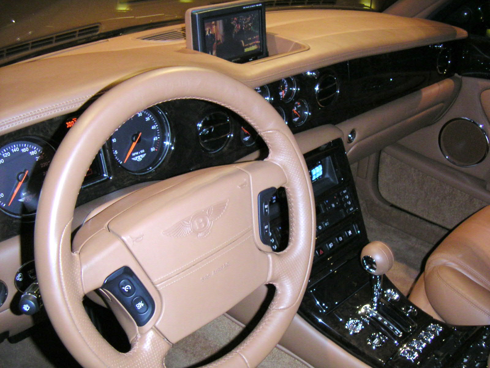 Modernes Bugatti Cockpit mit Conolly-Leder in der Autostadt Wolfsburg, Stadtbrücke