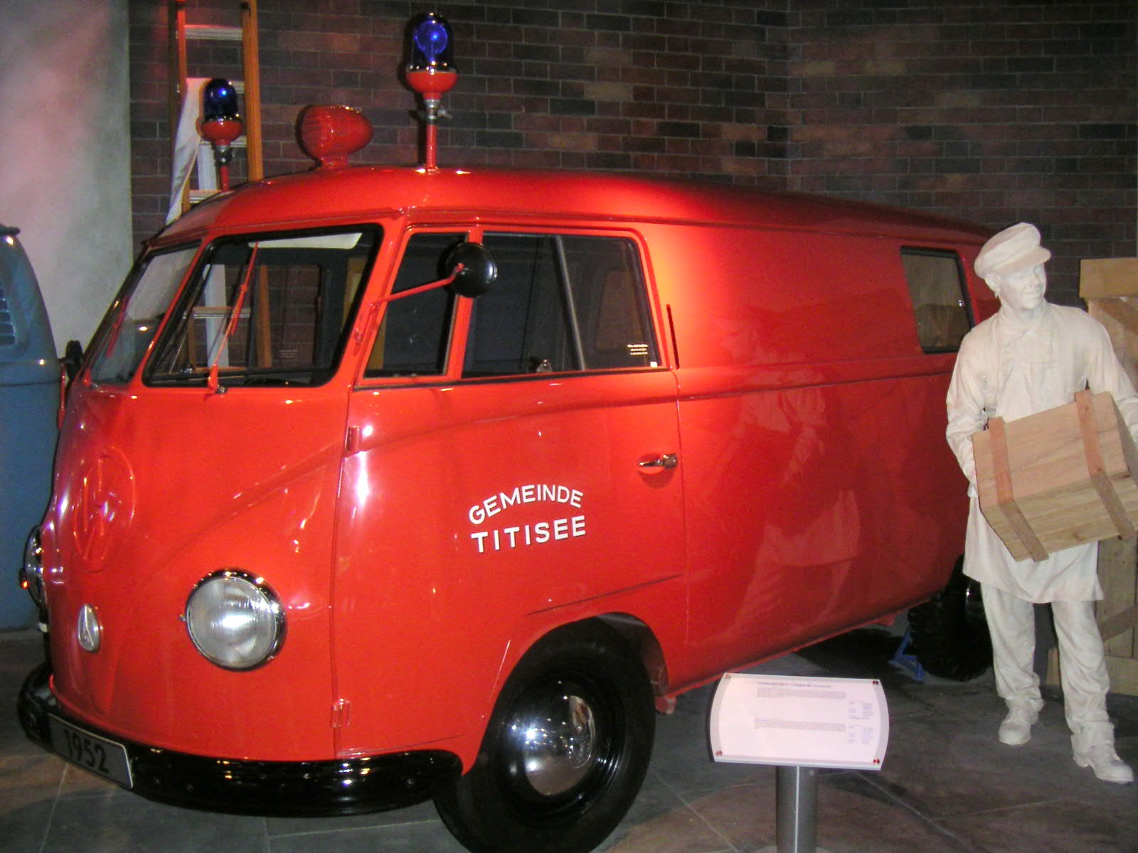 VW Bulli T1 Feuerwehr Titisee in der Autostadt Wolfsburg, Stadtbr&uuml;cke