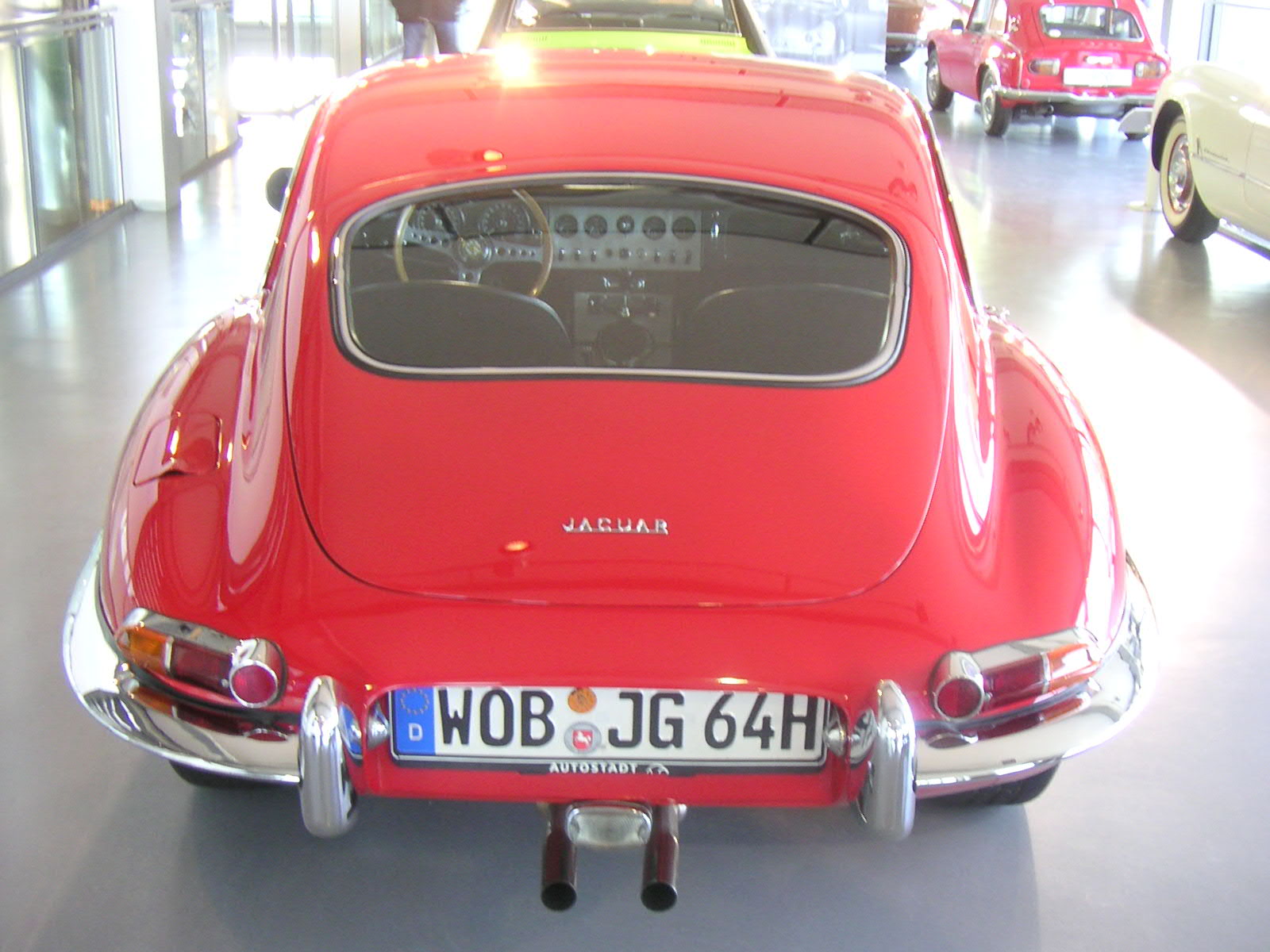 Jaguar E-Type von 1964 in der Autostadt Wolfsburg, Stadtbrücke