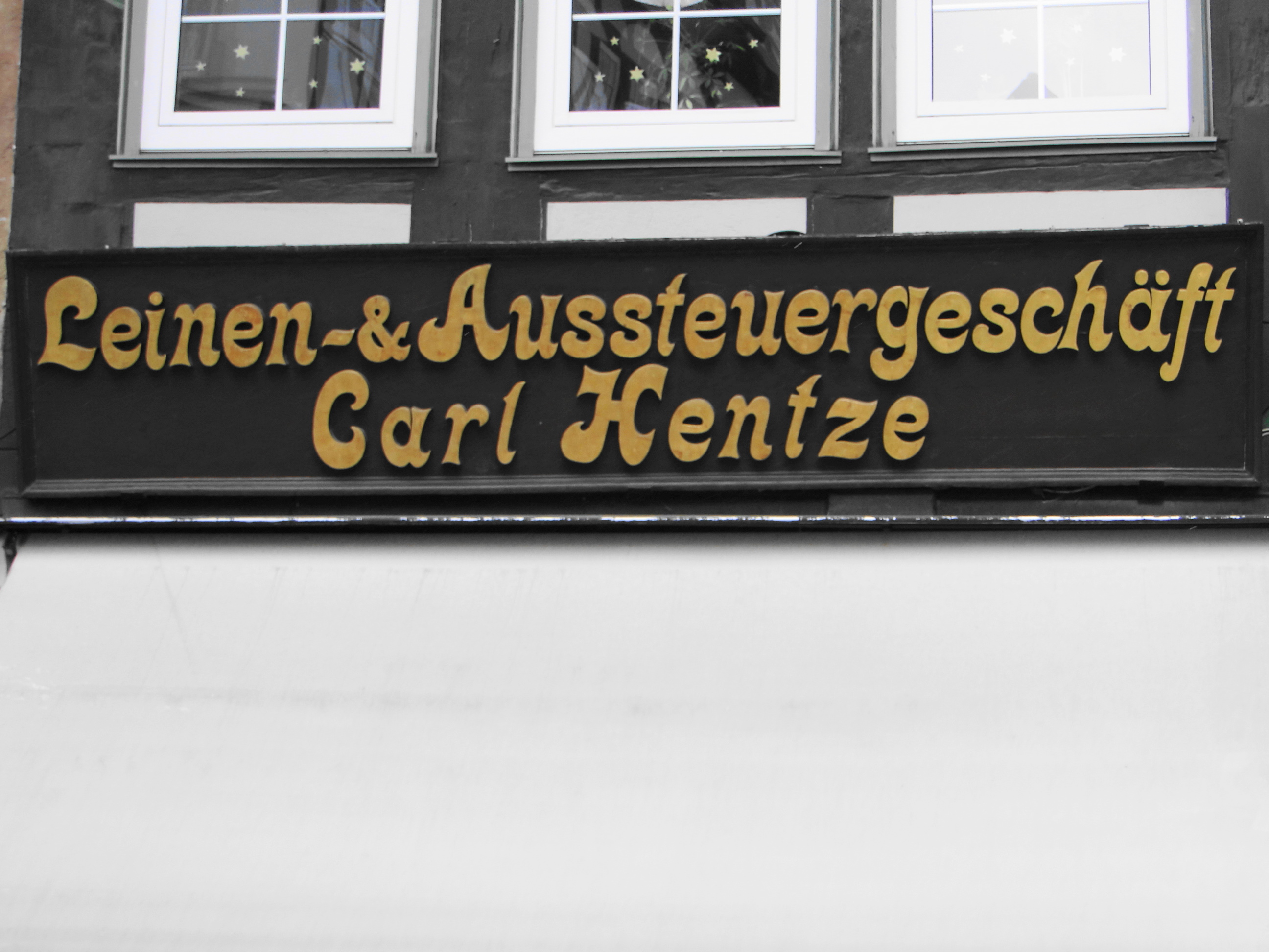 alteingesessenes Einbecker Wäschefachgeschäft Carl Hentze,  Marktstr. 12, Schriftzug