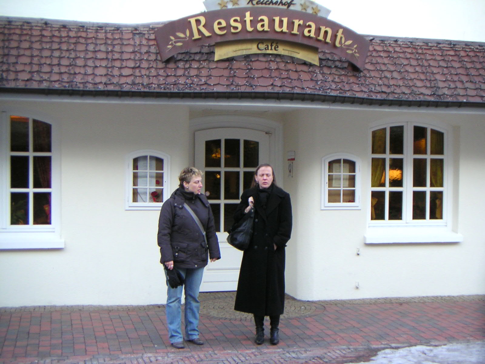 Vor dem Hotel Restaurant Reichshof, Neuer Weg 53 in Norden