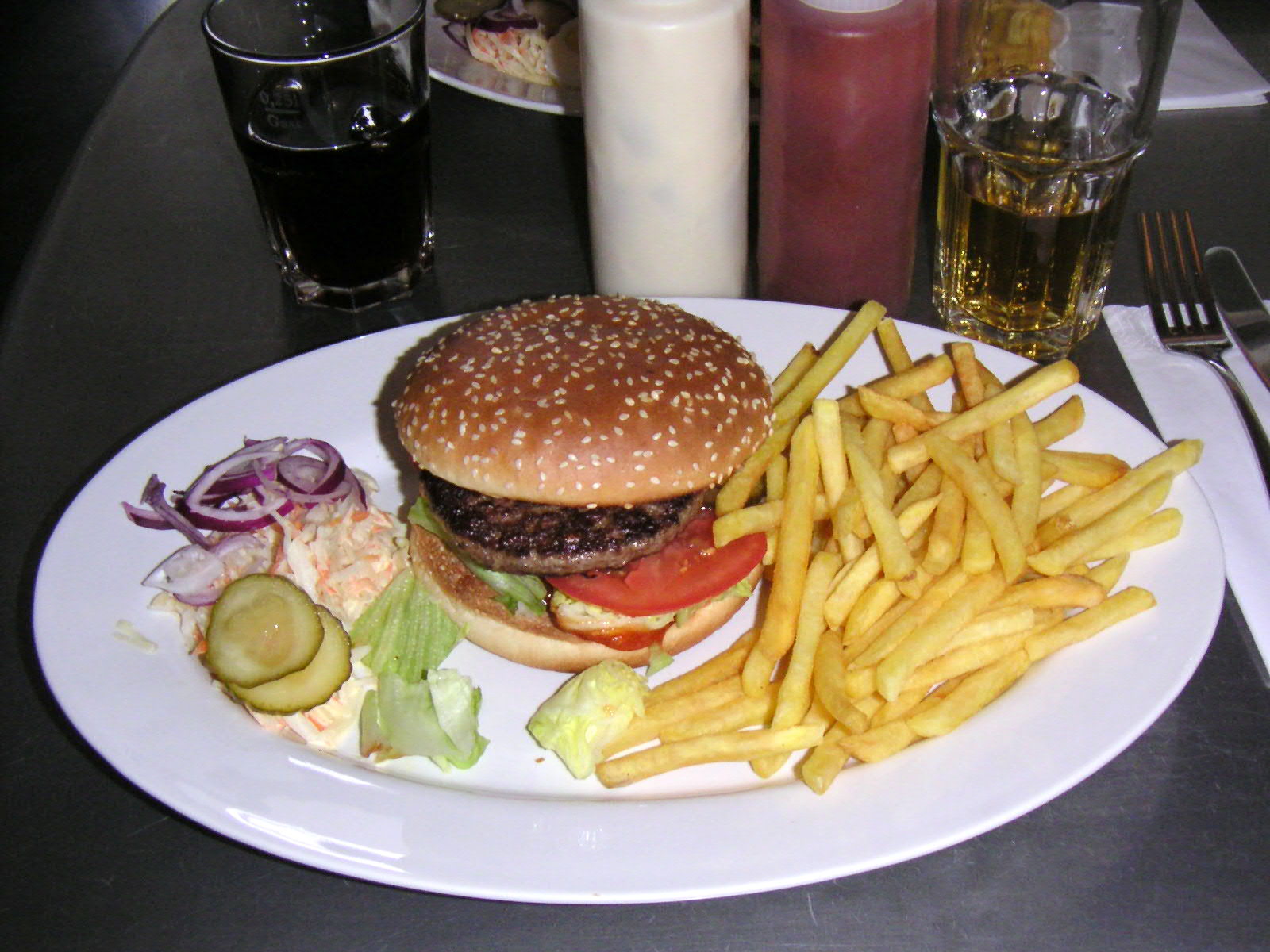 Die Stärkung: Ein Burger mit Pommes, in der Autostadt Wolfsburg, Stadtbrücke