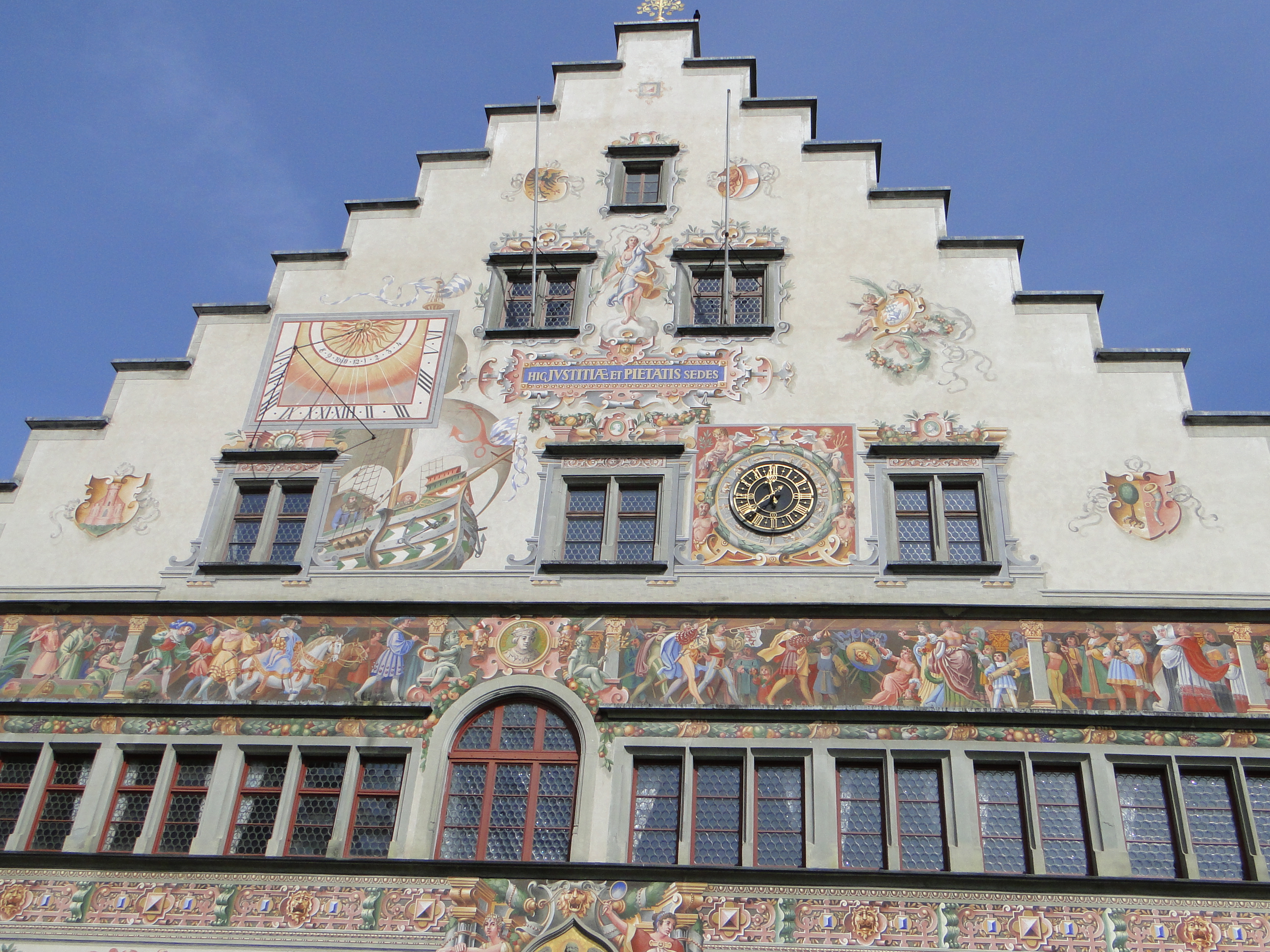 Das alte, historische Rathaus von Lindau am Bodensee am Bismarckplatz 4, Ansicht vom See aus, Butzenfensterscheiben und Malerei