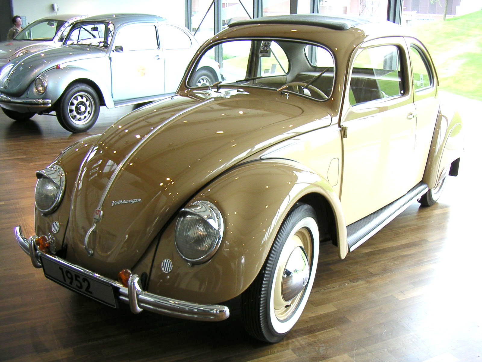 VW Käfer Stufenheck mit Panoramadach in der Autostadt Wolfsburg, Stadtbrücke