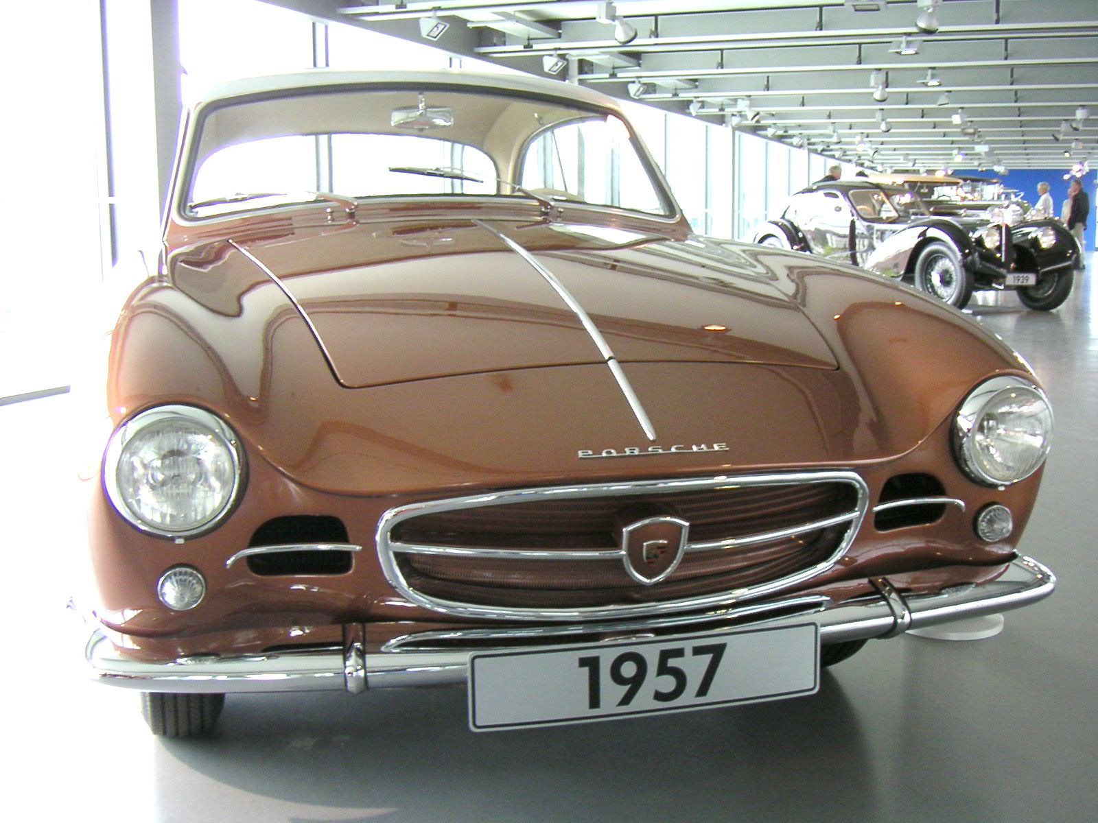 Porsche 1600 von 1957 in der Autostadt Wolfsburg, Stadtbrücke