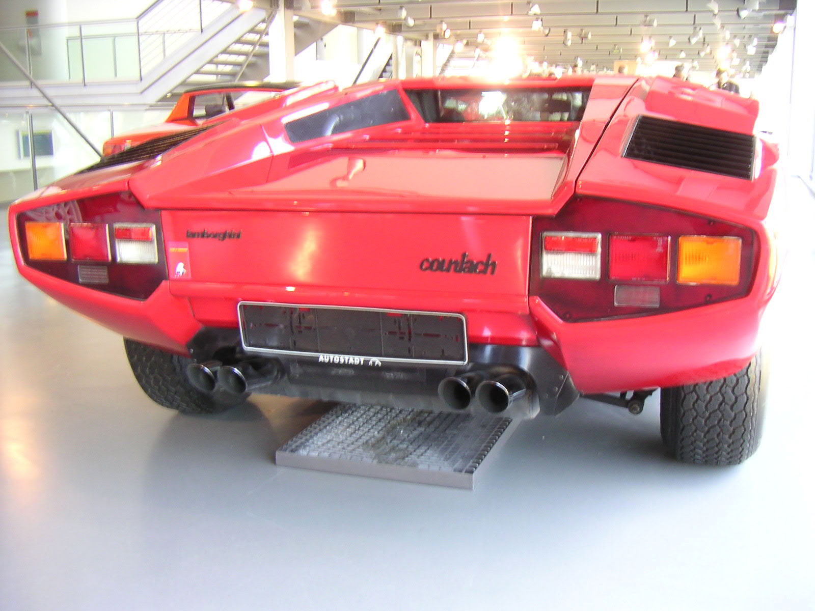 Lamborghini Countach von 1975 in der Autostadt Wolfsburg, Stadtbrücke