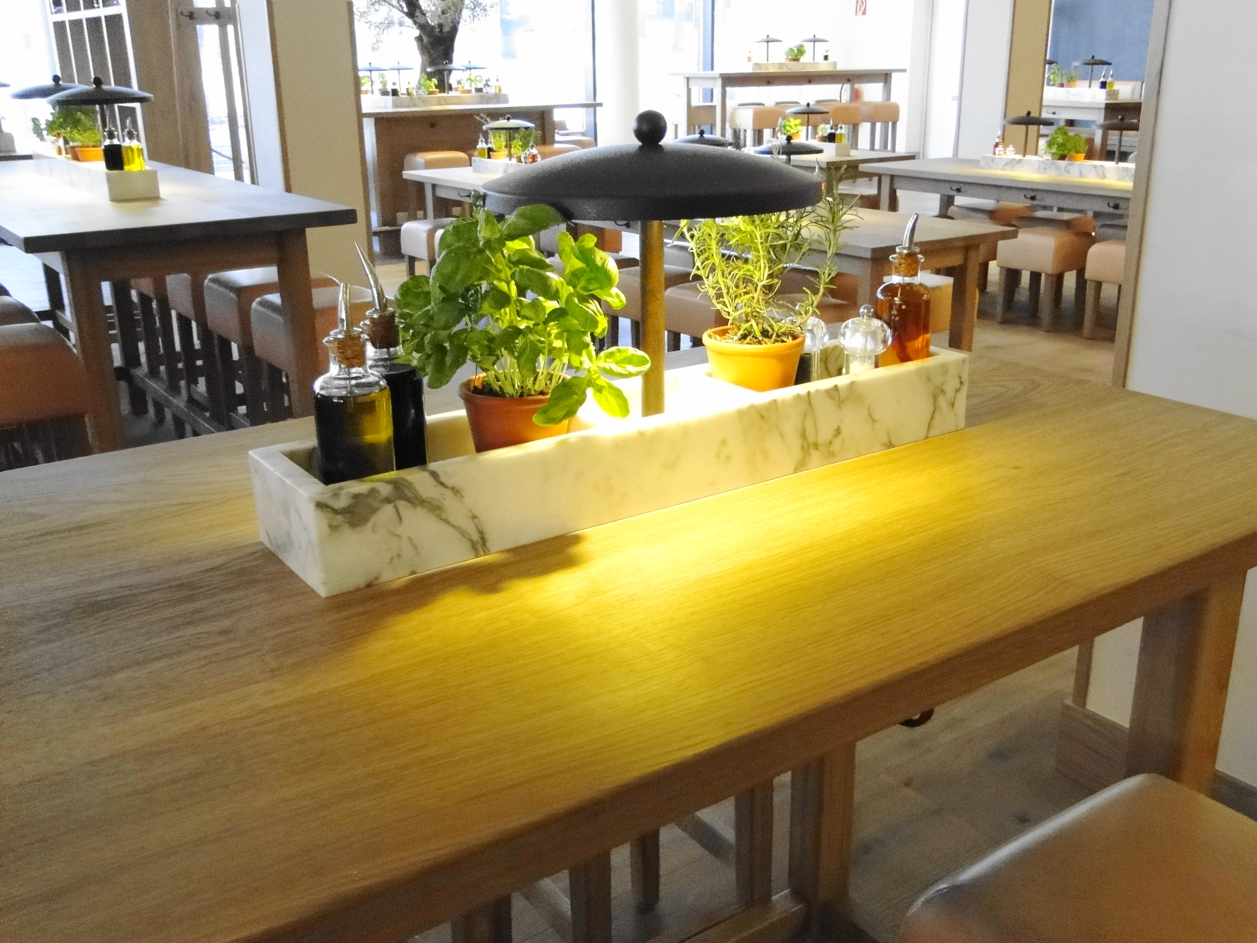 Vapiano - Auf den Tischen gibt es frische Kräuter zum Abpflücken auf&apos;s Essen
