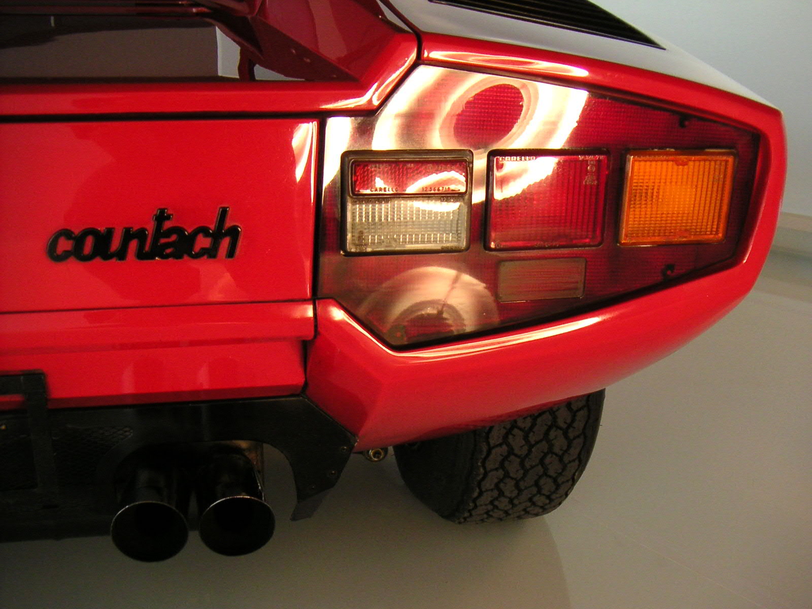 Lamborghini Countach von 1975 in der Autostadt Wolfsburg, Stadtbrücke
