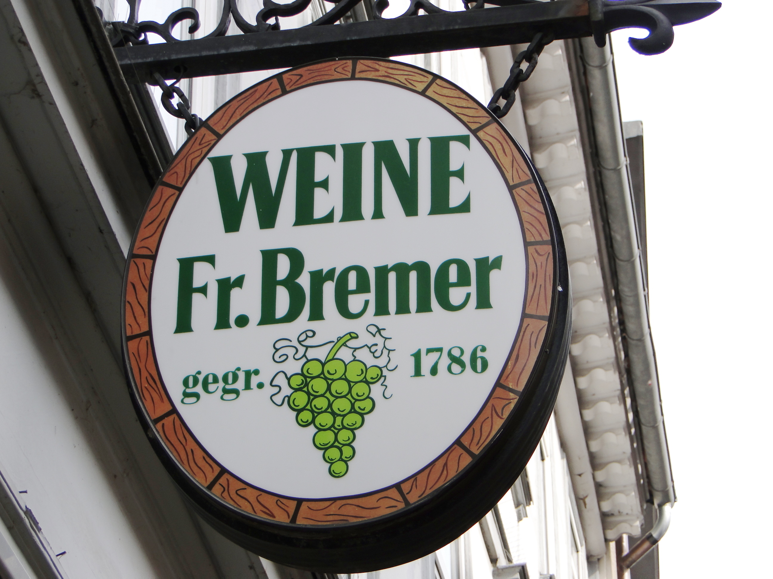 Türschild der Weinhandlung Bremer (alteingesessenes Göttinger Geschäft) in der Barfüßer Str. 10