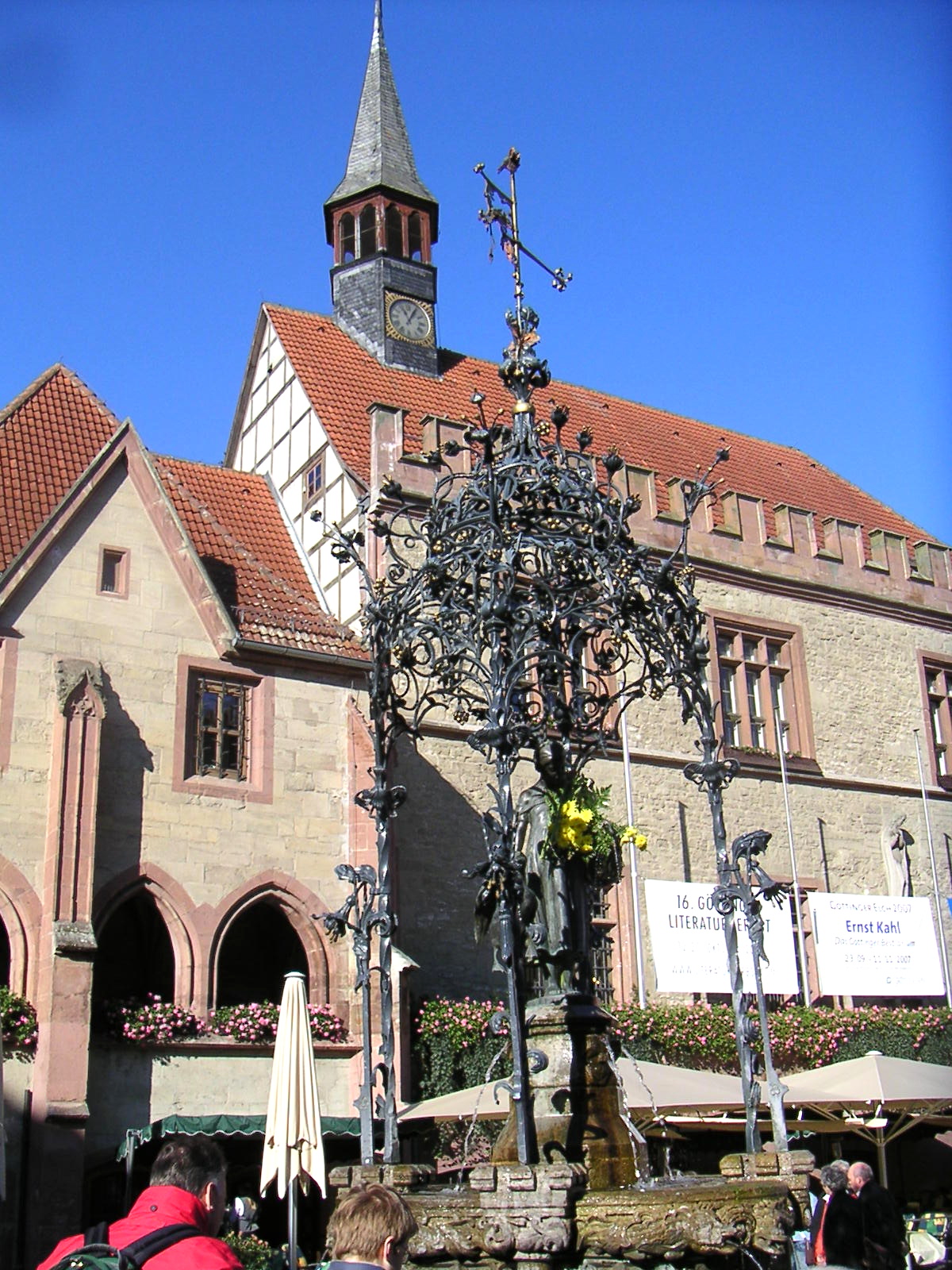 Wahrzeichen u. Sehenswürdigkeit: Altes Rathaus Göttingen mit dem Gänseliesel, Markt 9