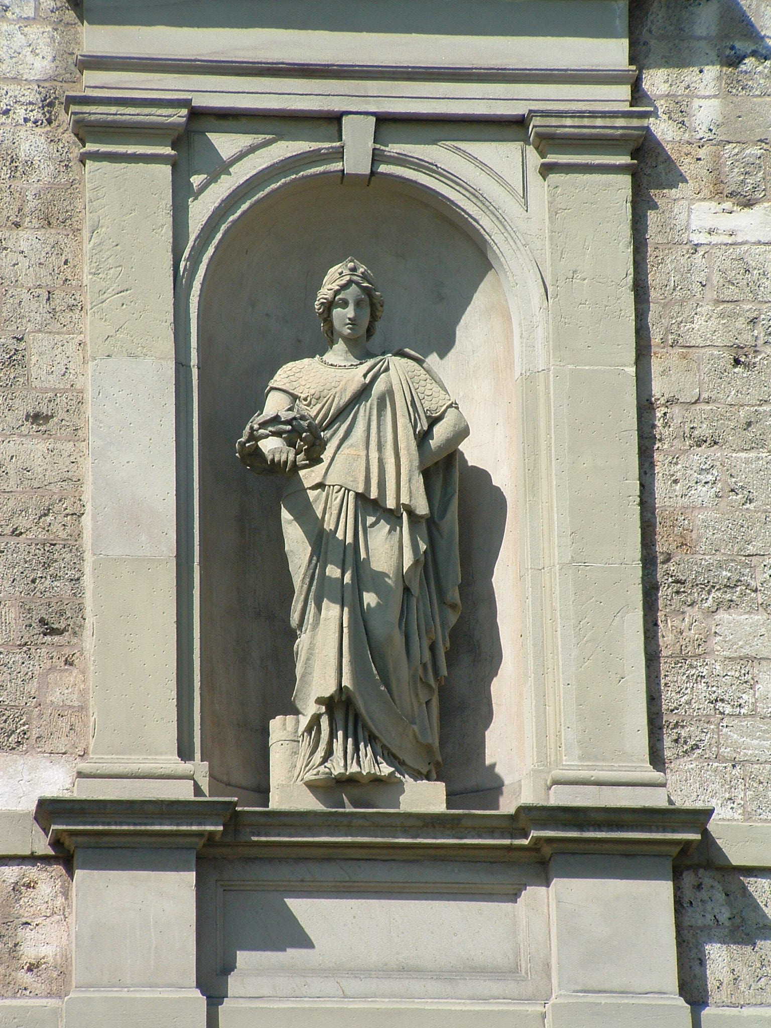 Am Deutschen Theater Göttingen, Theaterplatz 11, Figur am Theatergebäude