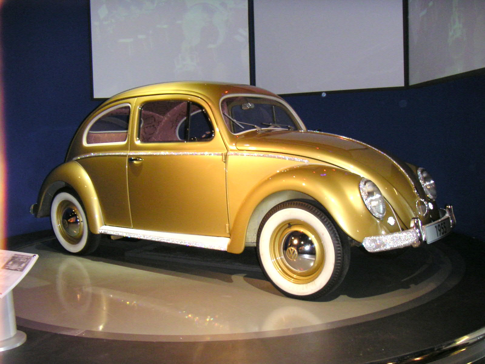 Der Einmillionste Käfer von 1955 in der Autostadt Wolfsburg, Stadtbrücke