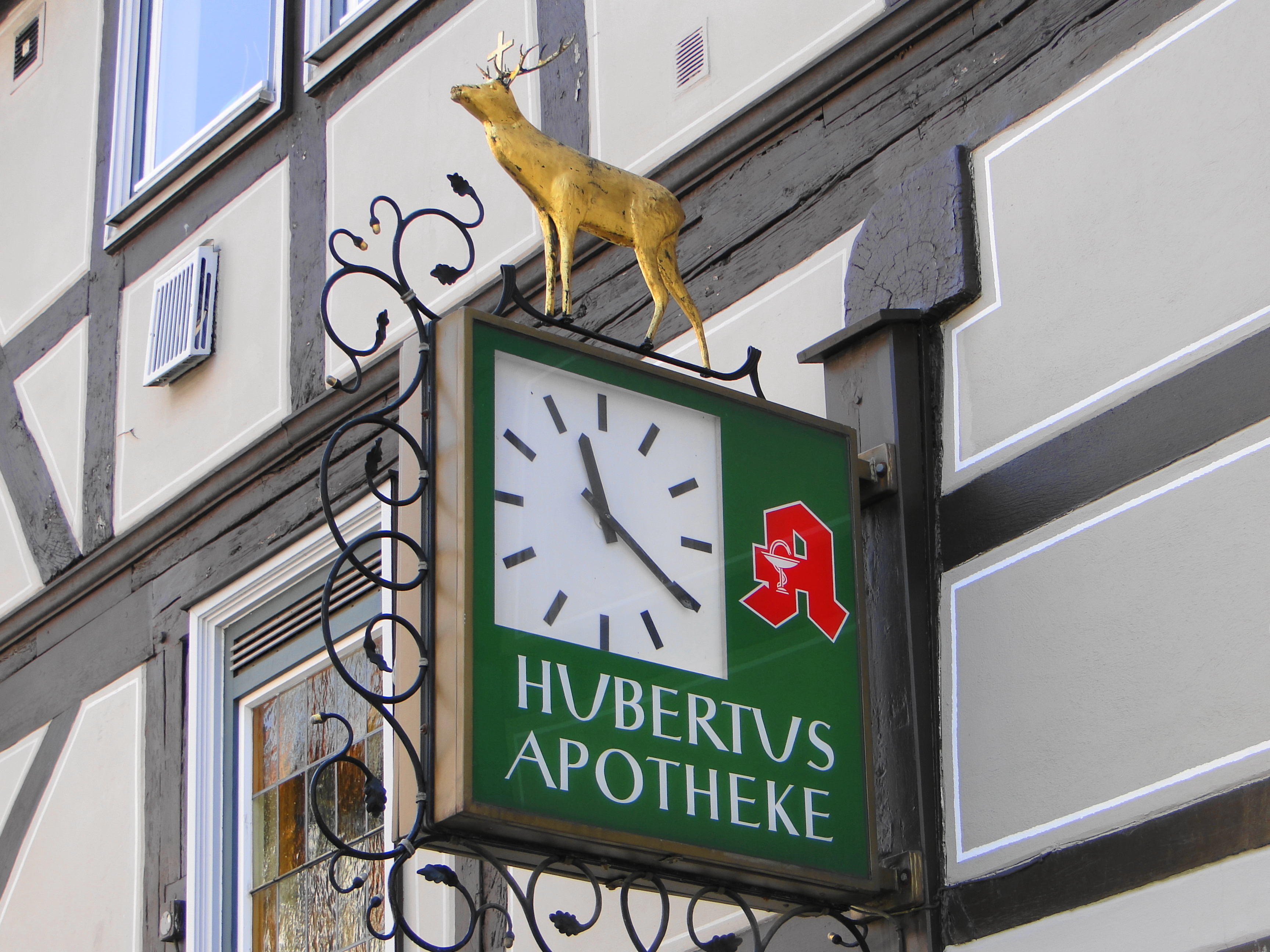 Hubertus Apotheke, Uhr mit Werbeschild in der Kurzen-Geismar-Str. 32