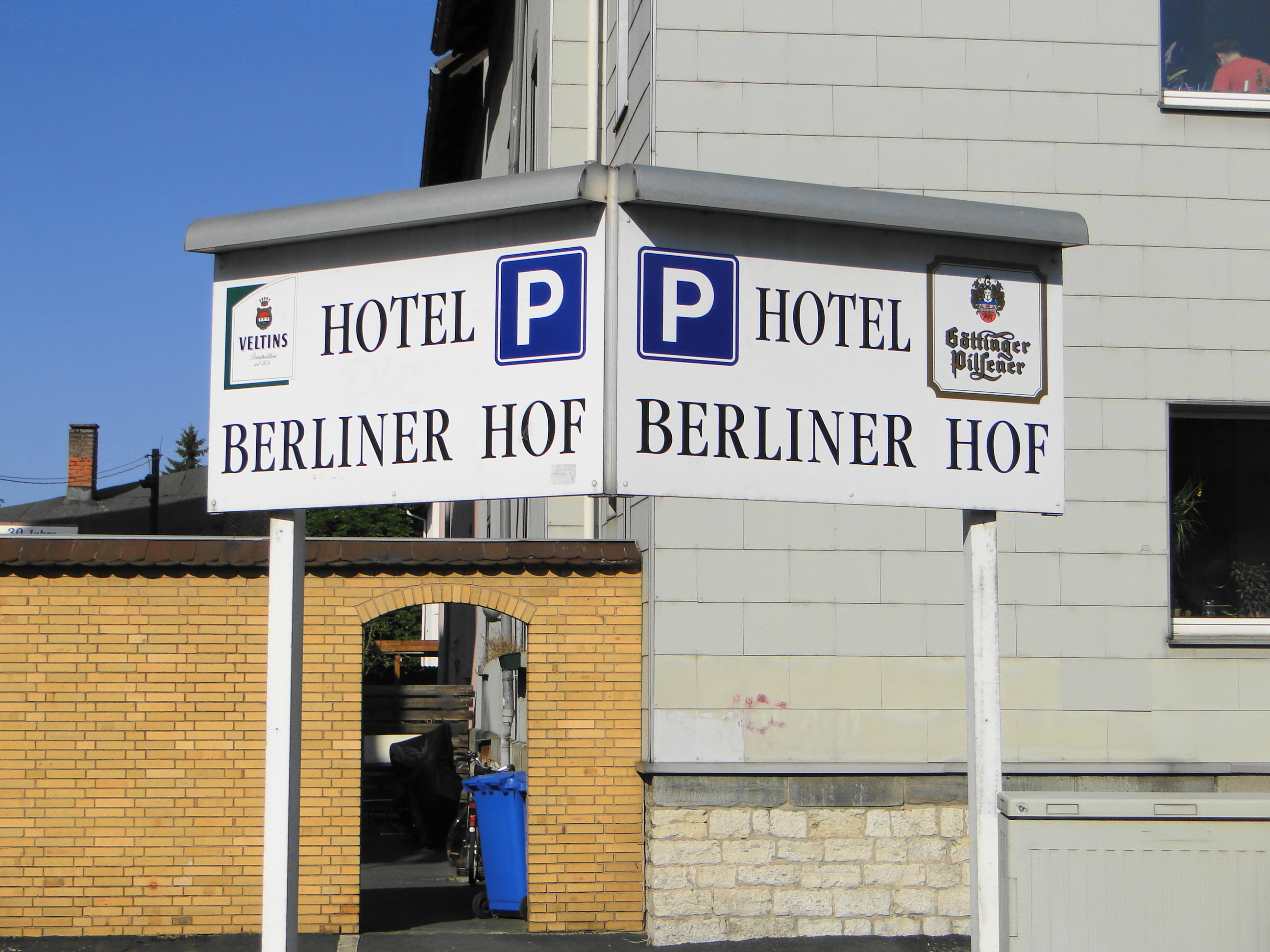 Hotel Berliner Hof in der Weender Landstr. 43, Parkplatzeinfahrtsschild