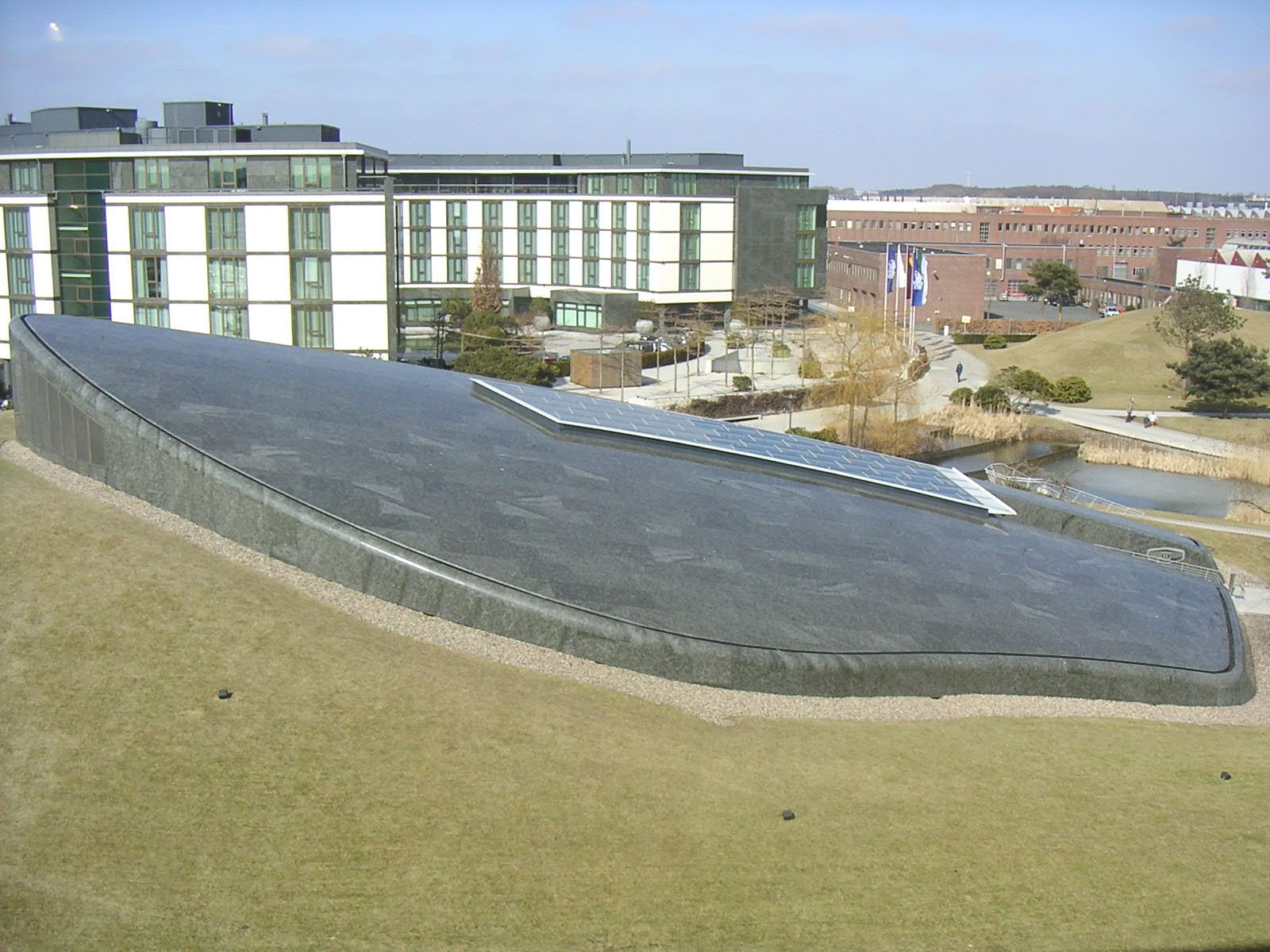 Das Bentley-Gebäude in der Autostadt Wolfsburg, Stadtbrücke