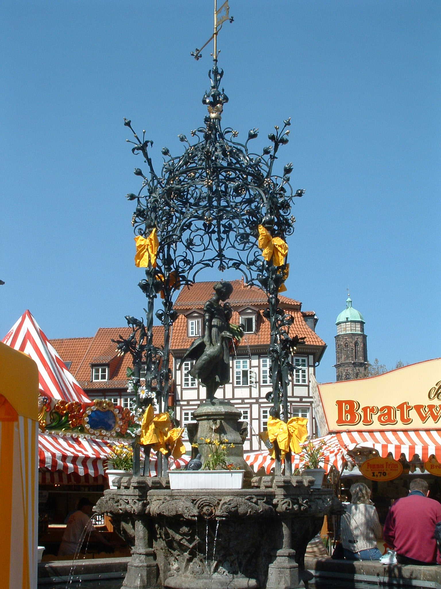 Wahrzeichen u. Sehenswürdigkeit: Das Gänseliesel, Markt 9 vor dem alten Göttinger Rathaus