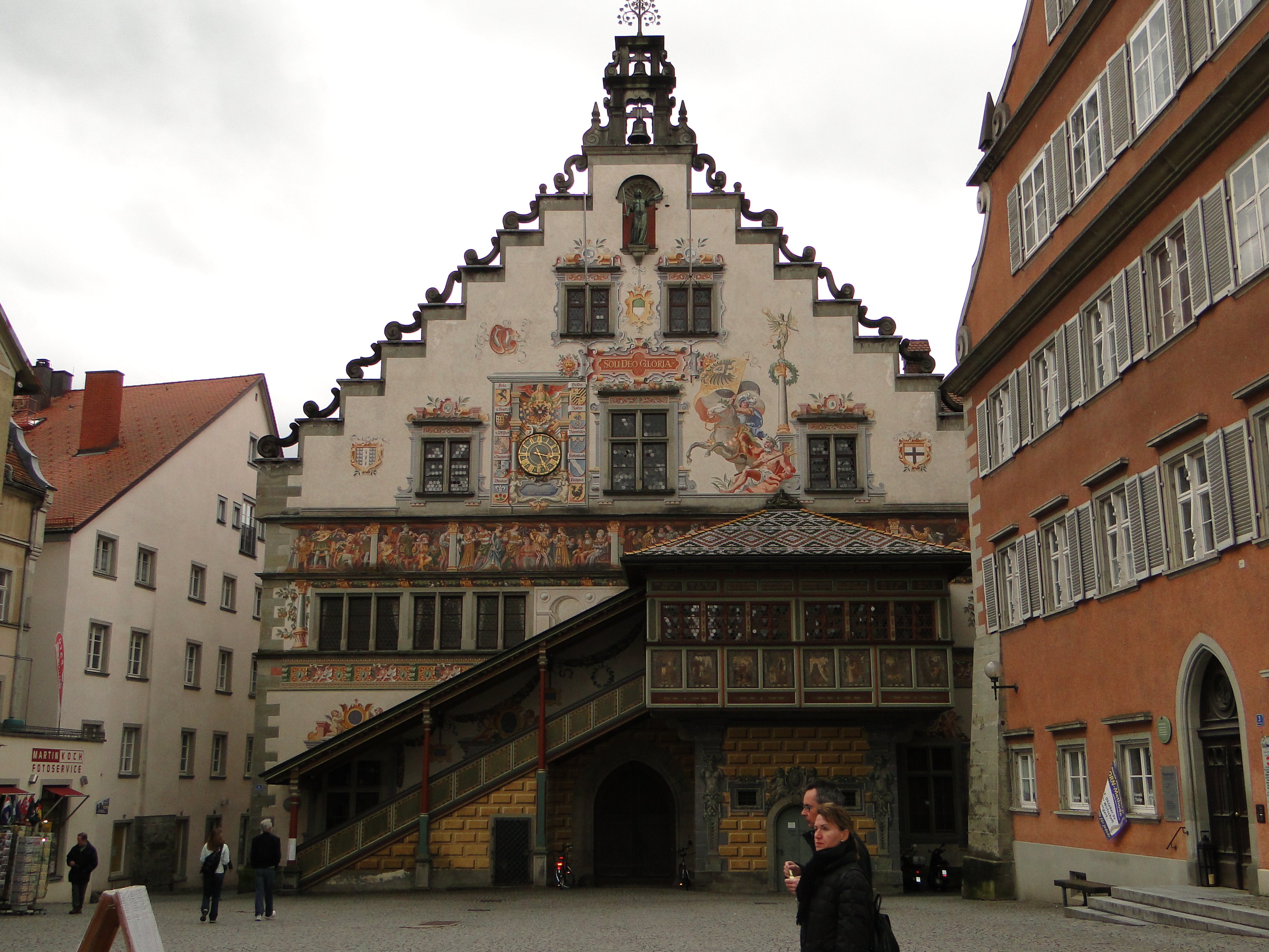 Das alte, historische Rathaus von Lindau am Bodensee am Bismarckplatz 4, Vorderansicht mit historischem Treppenhaus