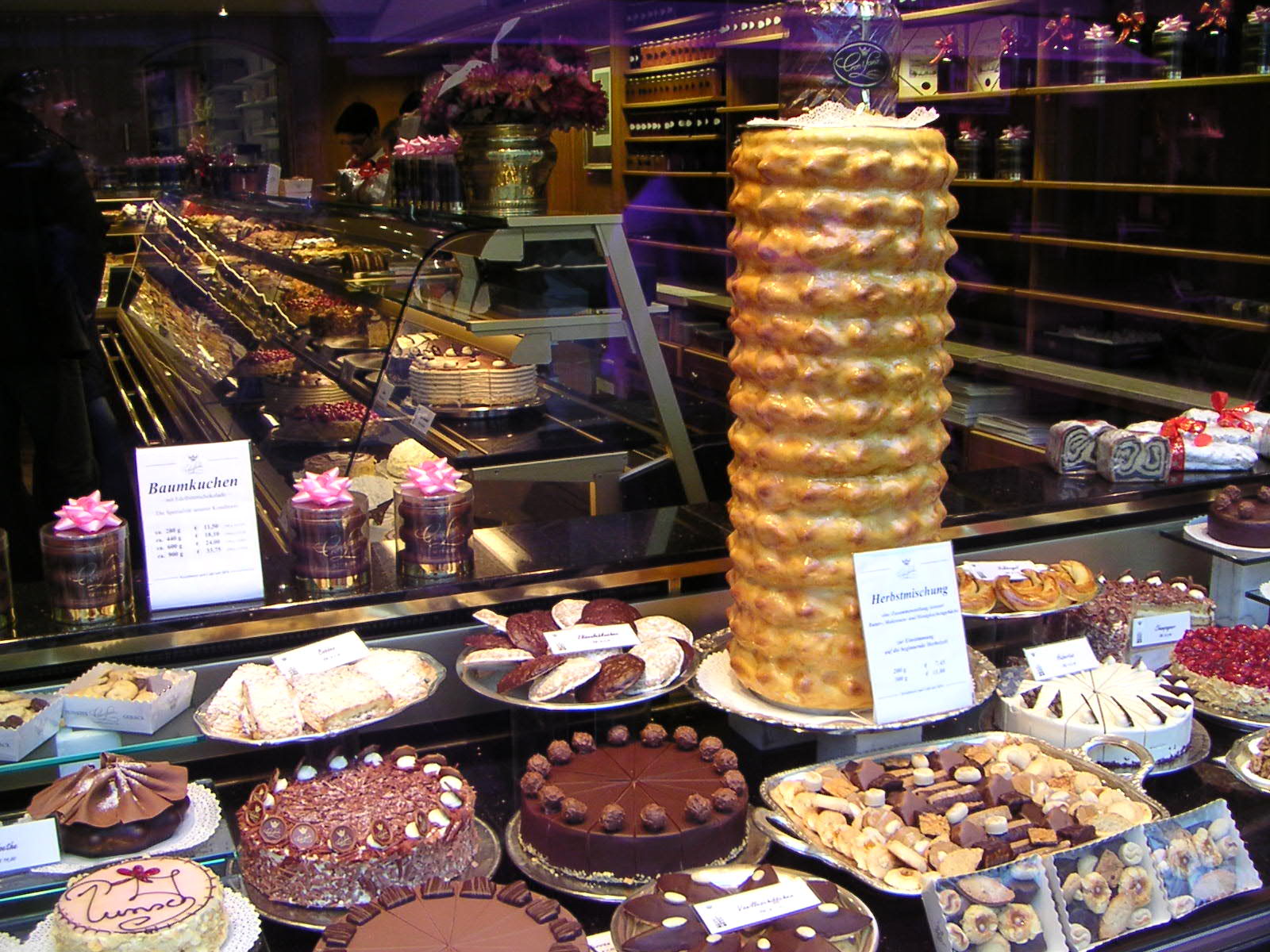 Cron&amp;Lanz Confiserie und Cafe, (alteingesessenes G&ouml;ttinger Fachgesch&auml;ft) auf der Weender mit den besten Torten und Pralinen in ganz G&ouml;ttingen ! ;-)