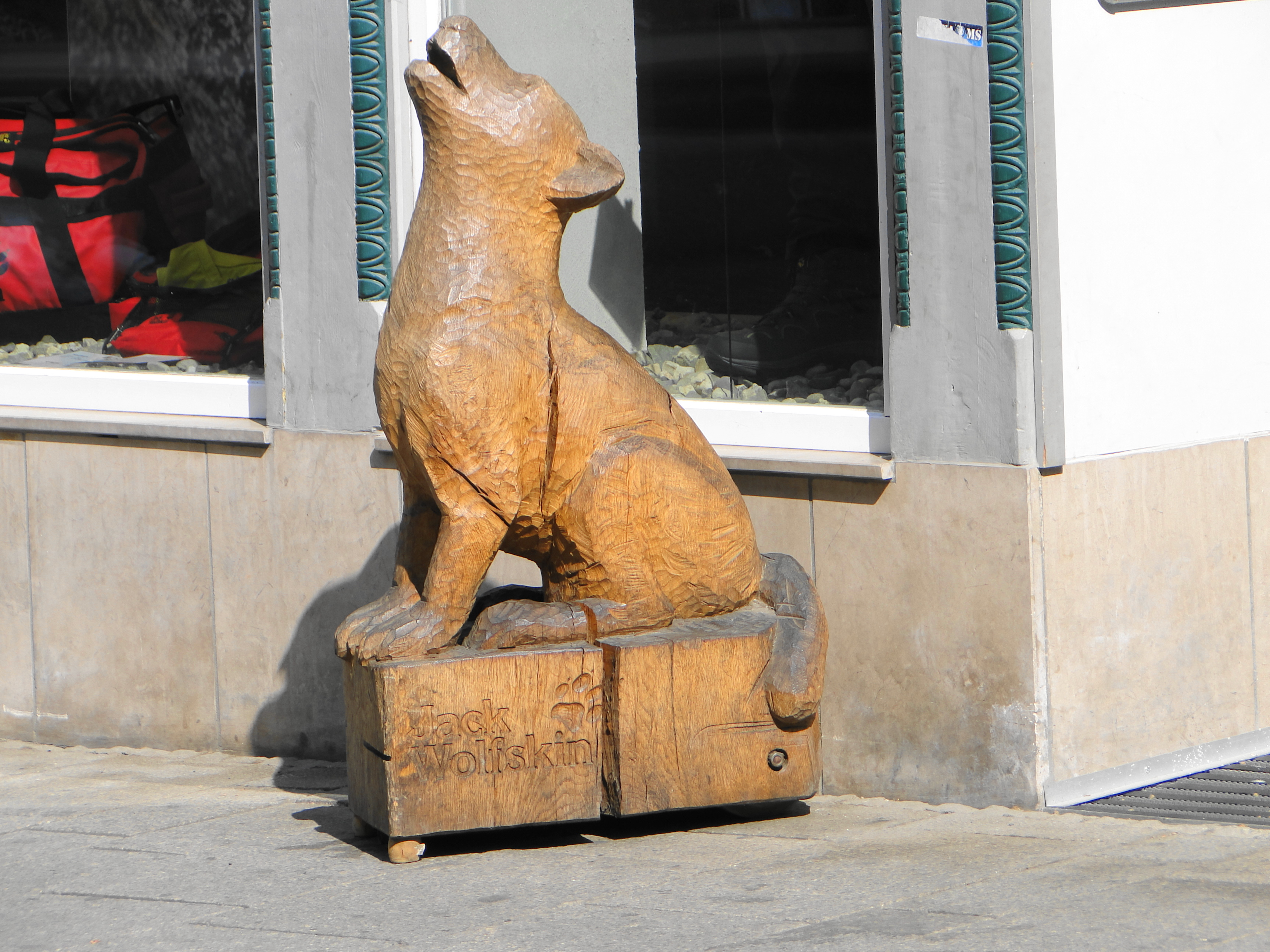Der heulende Holzwolf des Jack Wolfskin Store in der Langen-Geismar-Str. 41
