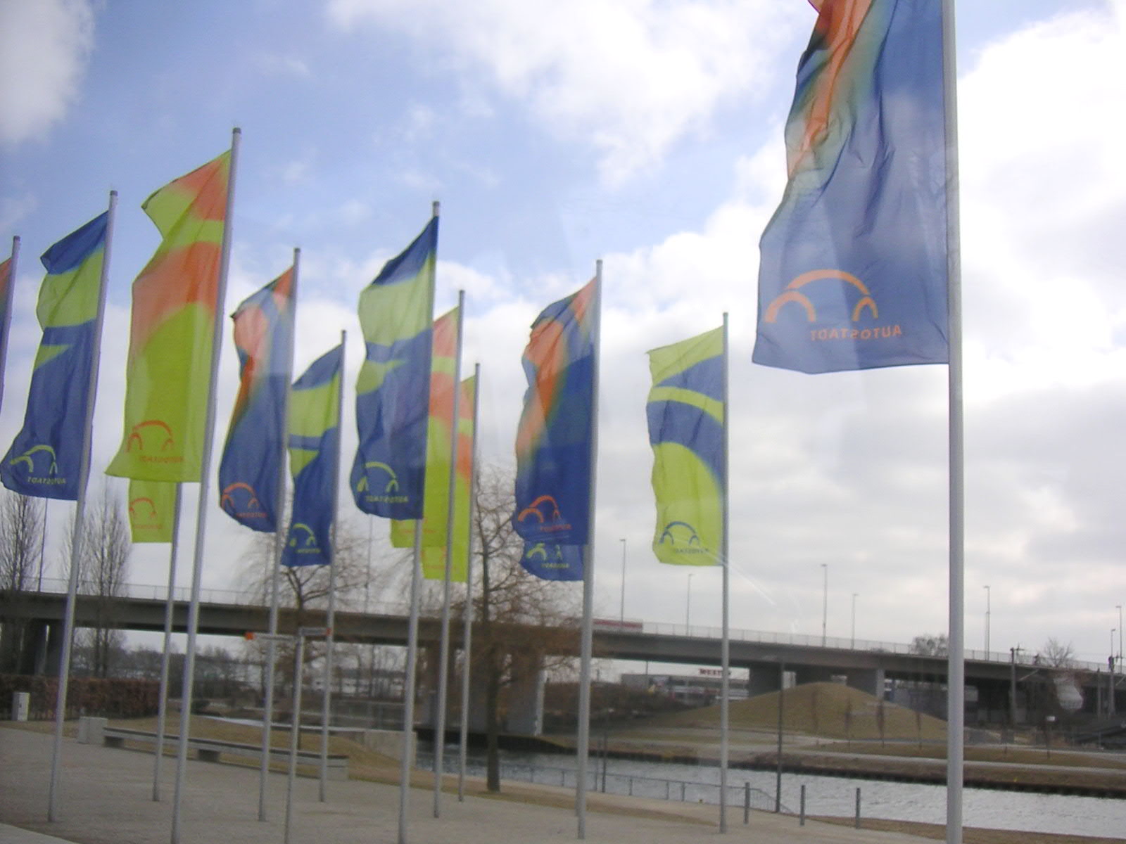 Autostadt Wolfsburg, Stadbrücke, Autostadtfahnen