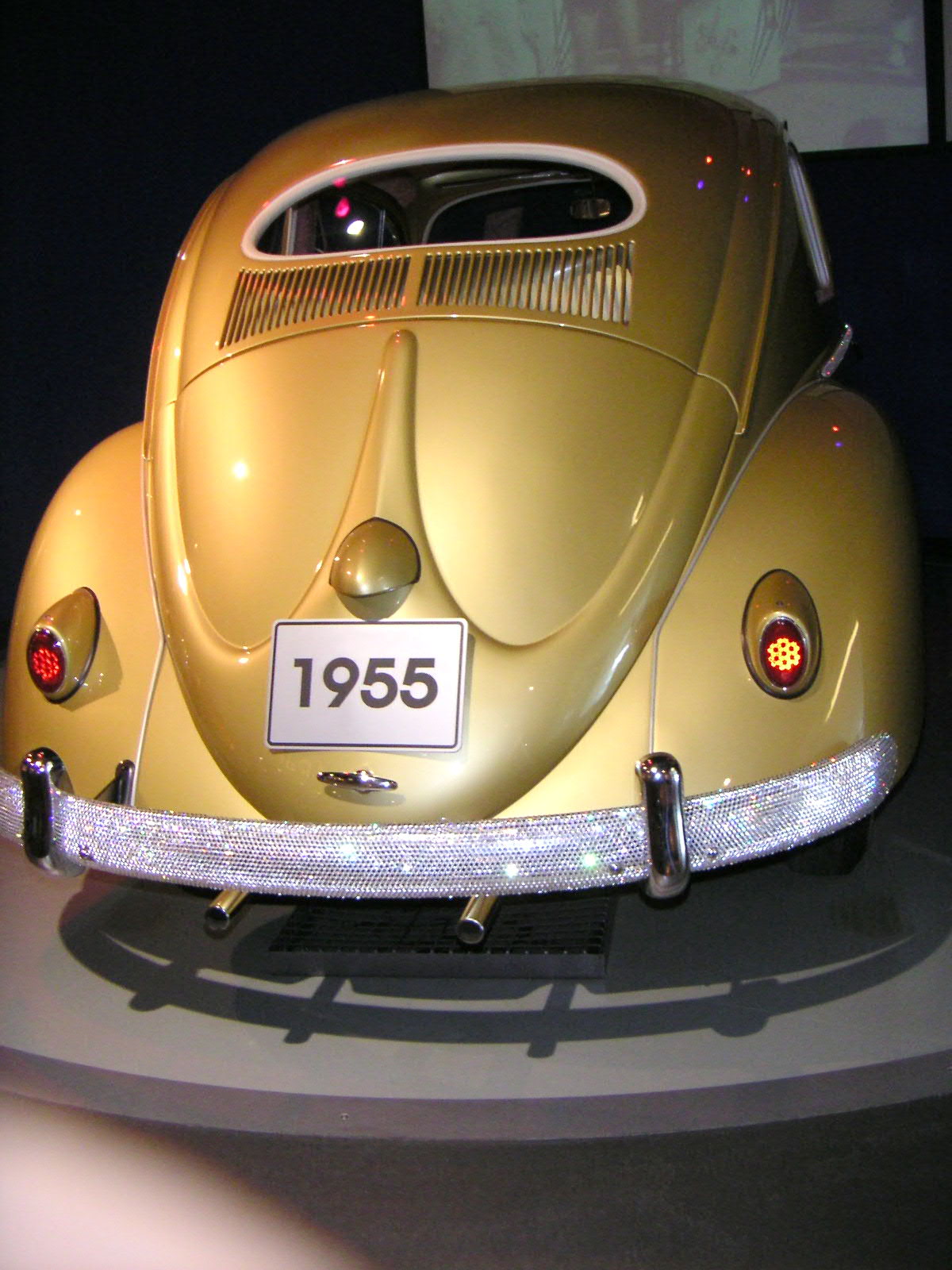 Der Einmillionste Käfer von 1955 in der Autostadt Wolfsburg, Stadtbrücke