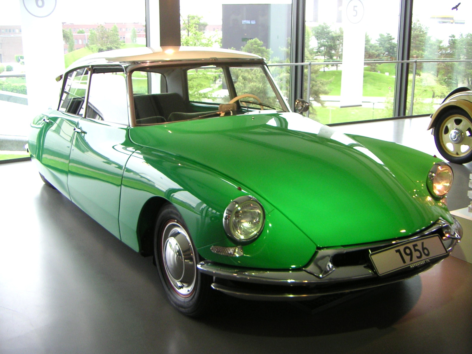 VW Autostadt GmbH in Wolfsburg, Stadtbrücke, Citroen DS