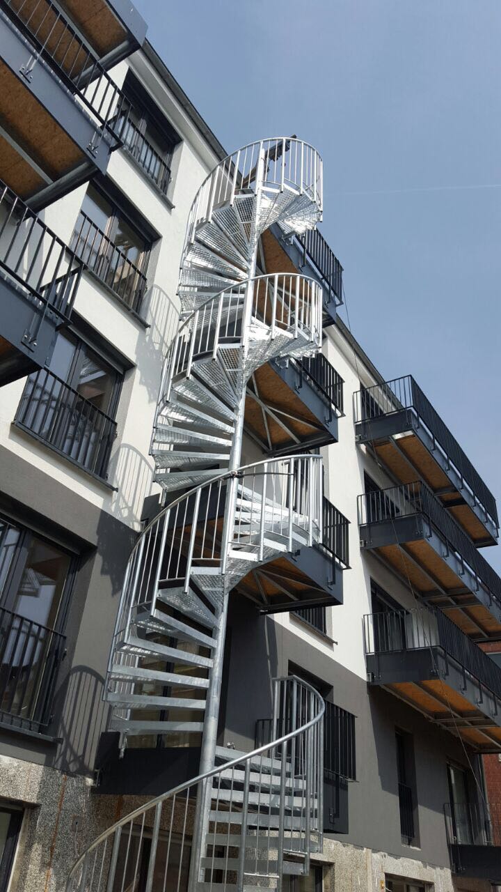 Spindeltreppe zu Balkonen in Düssenldorf