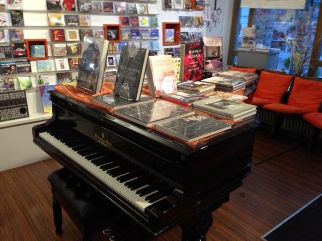 Schwarzes Klavier mitten im Laden