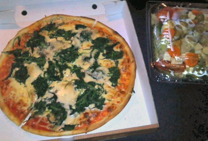 Pizza und Salat von La Strada