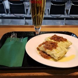 Maultaschen geschmelzt und ein Hofbräu bei foodies im Stuttgarter airport