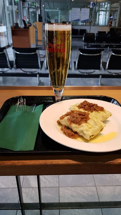 Maultaschen geschmelzt und ein Hofbräu bei foodies im Stuttgarter airport