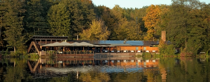 Blick über den Boddensee auf das Restauarnt