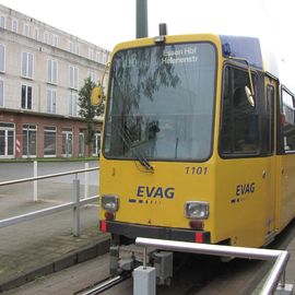 Ein Straßenbahnwagen des Typs M8 der Essener Verkehrs-AG in der Station &apos;Altenessen Bahnhof&apos;.