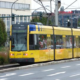 Ein Straßenbahnwagen des Typs M8D-NF der Essener Verkehrs-AG nahe der Station &apos;ThyssenKrupp&apos;.
