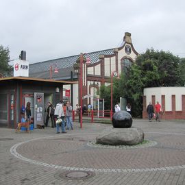 Das Museum von aussen. In dem Gebäude befindet sich zusätzlich noch ein Restaurant und in der kleineren Wagenhalle die Endhaltestelle der KVB-Linie 18 (Thielenbruch).