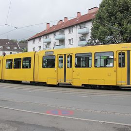 Ein Stra&szlig;enbahnwagen des Typs M8 der Essener Verkehrs-AG in der Station &apos;Klinikum&apos;.
