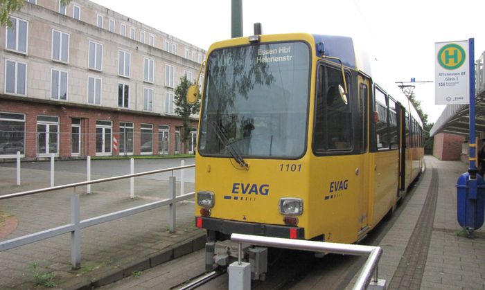 Ein Straßenbahnwagen des Typs M8 der Essener Verkehrs-AG in der Station 'Altenessen Bahnhof'.